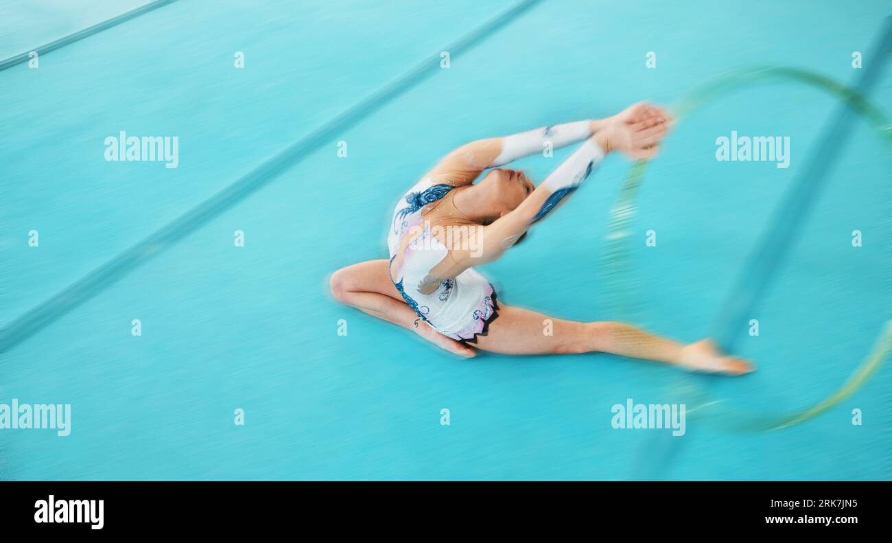 Fitness, entraînement avec un cerceau de gymnastique et une femme dans la salle de gym pour une vitrine de performance ou la pratique. Danse, énergie et concert avec une femelle Banque D'Images