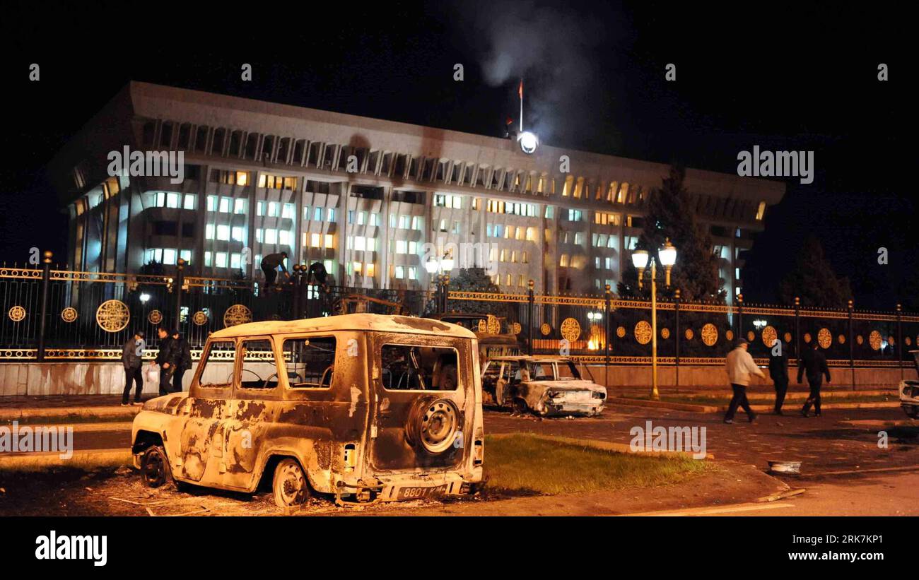 Bildnummer : 53924259 Datum : 08.04.2010 Copyright : imago/Xinhua (100408) -- BICHKEK, 8 avril 2010 (Xinhua) -- des voitures brûlées ont été vues devant le palais présidentiel à Bichkek, capitale du Kirghizistan, le 8 avril 2010. Le palais présidentiel kirghize a été occupé par les manifestants de l'opposition, et un nouveau gouvernement, dirigé par Roza Otunbayeva, ancienne ministre des Affaires étrangères du pays et chef de la faction social-démocrate, a été formé mercredi, selon Temir Sariev, leader clé de l'opposition. (Xinhua/Sadat) (zw) (2)KIRGHIZISTAN-BICHKEK-TROUBLES-PRESIDENTIAL PALACE PUBLICATIONxNOTxINxCHN premiu Banque D'Images