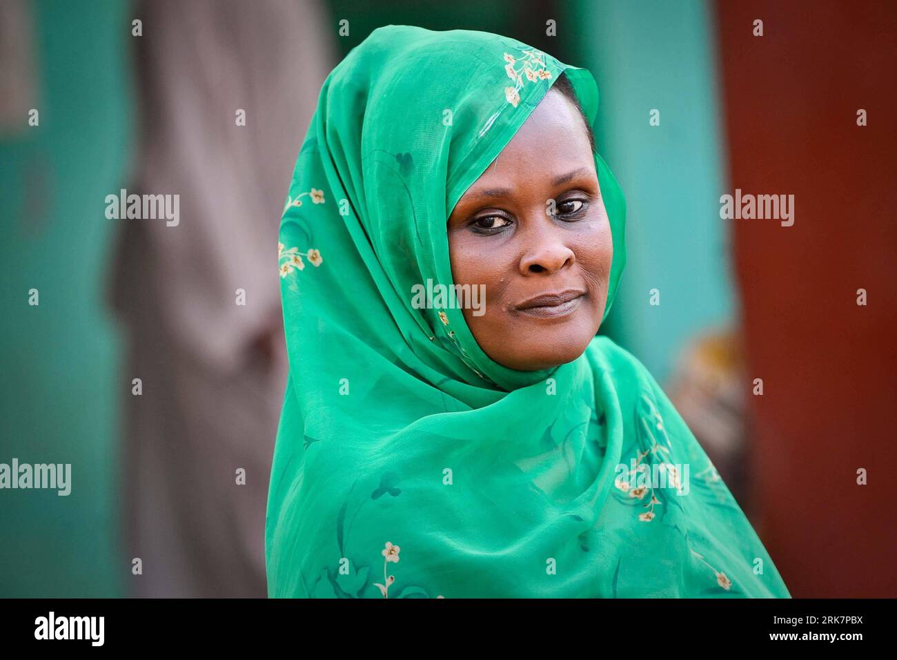 Bildnummer : 53932456 Datum : 09.04.2010 Copyright : imago/Xinhua (100410) -- OMDURMAN, 10 avril 2010 (Xinhua) -- Une femme nubienne se tient devant la tombe du chef soufi du 19e siècle, Sheikh Hamed al-Nil, lors d'un rassemblement à Omdurman, Soudan, le 9 avril 2010. Les Nubiens vivant autour de la capitale du Soudan se rassemblent tous les vendredis après-midi sur la tombe du chef soufi du 19e siècle, Sheikh Hamed al-Nil, à Omdurman, profitant d'une danse de derviche en groupe pendant environ deux heures jusqu'au coucher du soleil. Le groupe ethnique nubien vit entre le sud de l'Égypte et le nord du Soudan depuis l'ère pharaonique égyptienne. Ils l'ont fait Banque D'Images