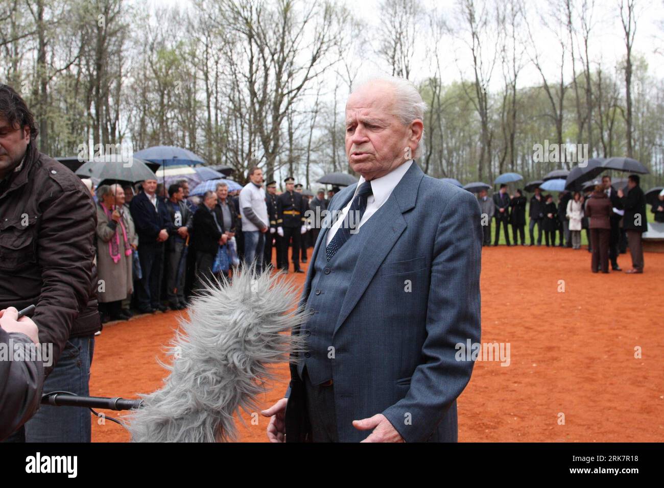 Bildnummer : 53933245 Datum : 11.04.2010 Copyright : imago/Xinhua Ostoja Slijepcevic, l'un des survivants des prisonniers du camp de concentration de Jasenovac, s'adresse aux médias à Donja Gradina, Republika Srpska, le 11 avril 2010. La Republika Srpska a organisé dimanche une commémoration à l'occasion du 65e anniversaire du soulèvement des détenus du camp de Jasenovac et a marqué le jour du souvenir des victimes du génocide oustasa à Donja Gradina. (Xinhua/Dai Zhenhua) (zw) (1)REPUBLIKA SRPSKA-COMMÉMORATION-JASENOVAC PUBLICATIONxNOTxINxCHN Gesellschaft Gedenken Völkermord 2 Weltkrieg Opfer Premiumd xint kbdig xub 2010 quer Banque D'Images