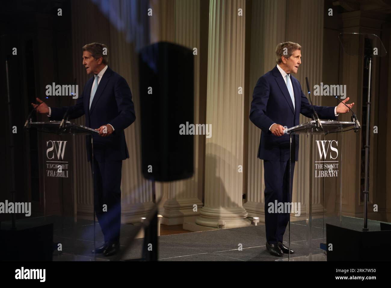 John Kerry, envoyé spécial du Président DES ÉTATS-UNIS pour le climat, s’exprimant à la bibliothèque signet, à Édimbourg, lors de la première d’une série de conférences consacrées à la crise climatique. Date de la photo : jeudi 24 août 2023. Banque D'Images