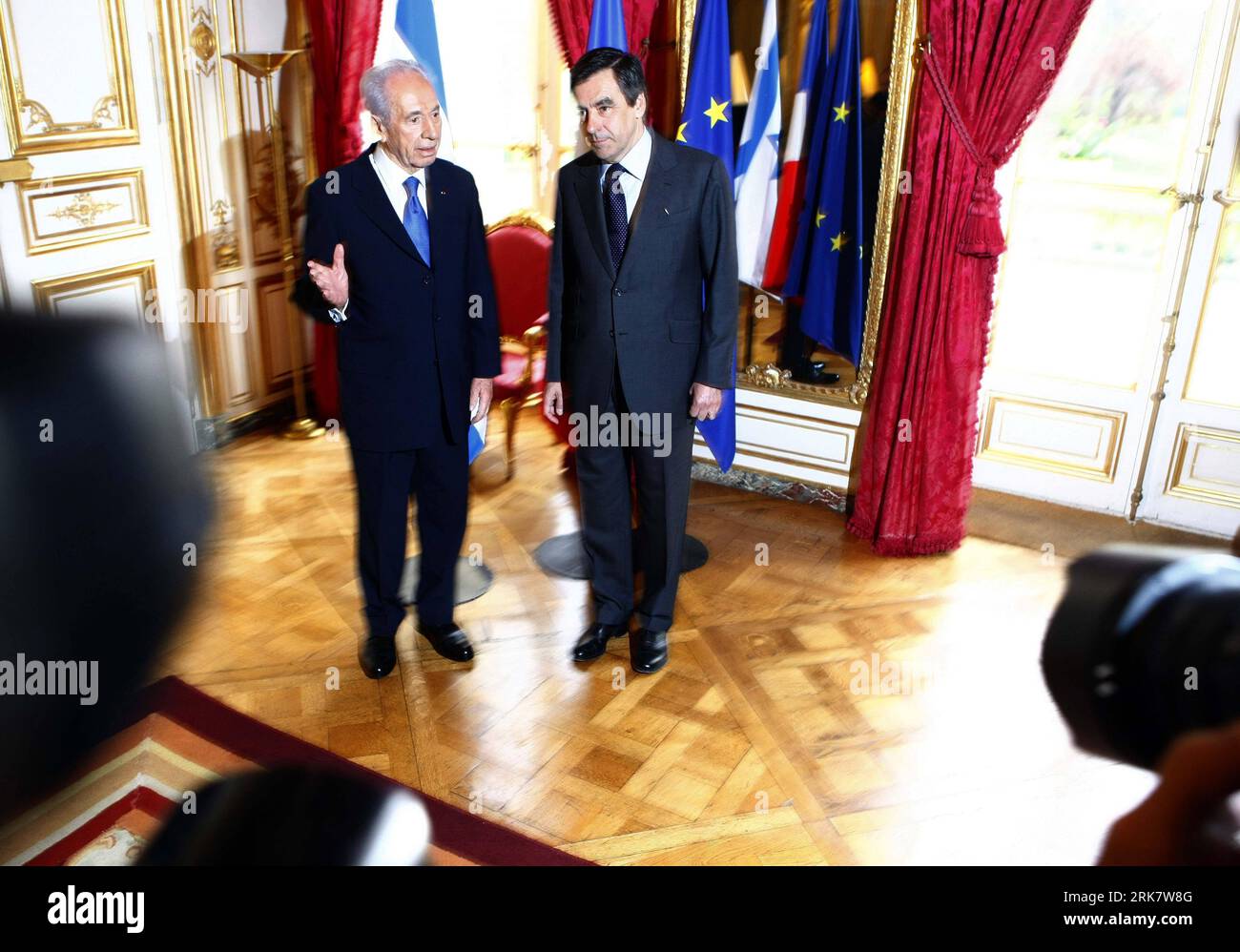 Bildnummer : 53939205 Datum : 13.04.2010 Copyright : imago/Xinhua (100414) -- PARIS, 14 avril 2010 (Xinhua) -- le Premier ministre français François Fillon (à droite) salue la visite du président israélien Shimon Peres avant leur rencontre dans les bureaux de l'Hôtel Matignon à Paris, capitale de la France, le 13 avril 2010. Peres a déclaré ici mardi que les négociations de paix entre Israël et les Palestiniens devraient être relancées prochainement. (Xinhua/Zhang Yuwei) (ypf) (4)FRANCE-PARIS-ISRAEL-PERES-VISIT PUBLICATIONxNOTxINxCHN Politik people kbdig xub 2010 quer premiumd xint Bildnummer 53939205 Date 13 04 2010 Copyright Banque D'Images