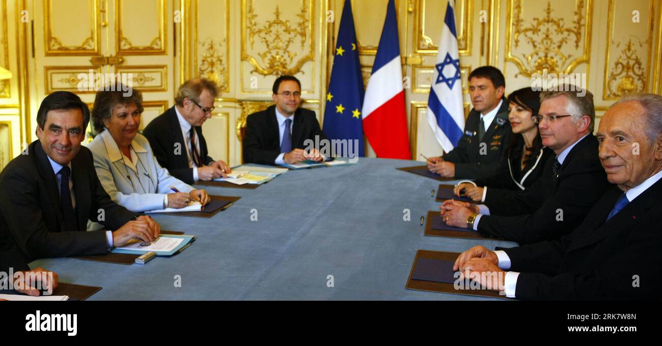 Bildnummer : 53939204 Datum : 13.04.2010 Copyright : imago/Xinhua (100414) -- PARIS, le 14 avril 2010 (Xinhua) -- le Premier ministre français François Fillon (1e L) rencontre le président d'Isreal Shimon Peres (1e R) dans les bureaux de l'Hôtel Matignon à Paris, capitale de la France, le 13 avril 2010. Peres a déclaré ici mardi que les négociations de paix entre Israël et les Palestiniens devraient être relancées prochainement. (Xinhua/Zhang Yuwei) (ypf) (2)FRANCE-PARIS-ISRAEL-PERES-VISIT PUBLICATIONxNOTxINxCHN Politik people kbdig xub 2010 quer premiumd xint Bildnummer 53939204 Date 13 04 2010 Copyright Imago XINHUA Banque D'Images