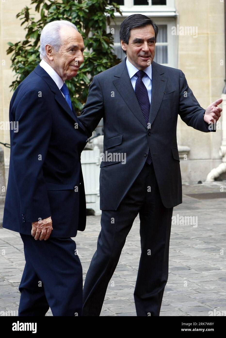 Bildnummer : 53939206 Datum : 13.04.2010 Copyright : imago/Xinhua (100414) -- PARIS, 14 avril 2010 (Xinhua) -- le Premier ministre français François Fillon (à droite) salue la visite du président israélien Shimon Peres avant leur rencontre dans les bureaux de l'Hôtel Matignon à Paris, capitale de la France, le 13 avril 2010. Peres a déclaré ici mardi que les négociations de paix entre Israël et les Palestiniens devraient être relancées prochainement. (Xinhua/Zhang Yuwei) (ypf) (3)FRANCE-PARIS-ISRAEL-PERES-VISIT PUBLICATIONxNOTxINxCHN Politik people kbdig xub 2010 hoch premiumd xint Bildnummer 53939206 Date 13 04 2010 Copyright Banque D'Images