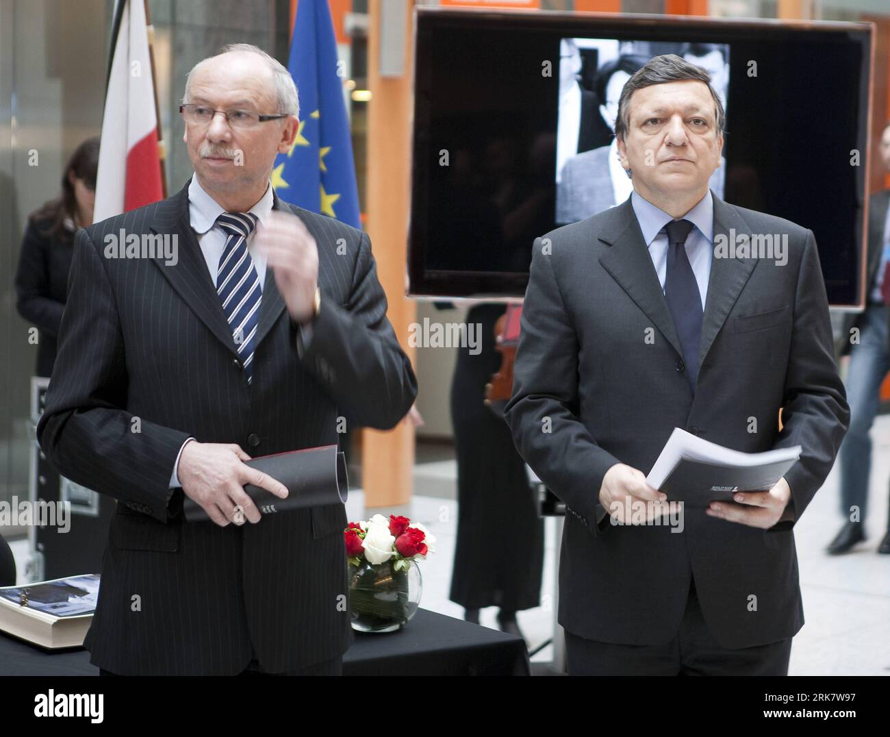 Bildnummer : 53939202 Datum : 13.04.2010 Copyright : imago/Xinhua (100414) -- BRUXELLES, 14 avril 2010 (Xinhua) -- le président de la Commission européenne Jose Manuel Barroso (à droite) et le commissaire européen à la programmation financière et au budget Janusz Lewandowski assistent à l'inauguration d'une exposition commémorant le massacre de Katyn et les victimes de l'accident d'avion présidentiel polonais au siège du Parlement européen à Bruxelles, capitale de la Belgique le 13 avril 2010. (Xinhua/Thierry Monasse)(axy) (3)BELGIQUE-Bruxelles-PARLEMENT EUROPÉEN-COMMÉMORATION PUBLICATIONxNOTxINxCHN Politik people kbdig xub 20 Banque D'Images