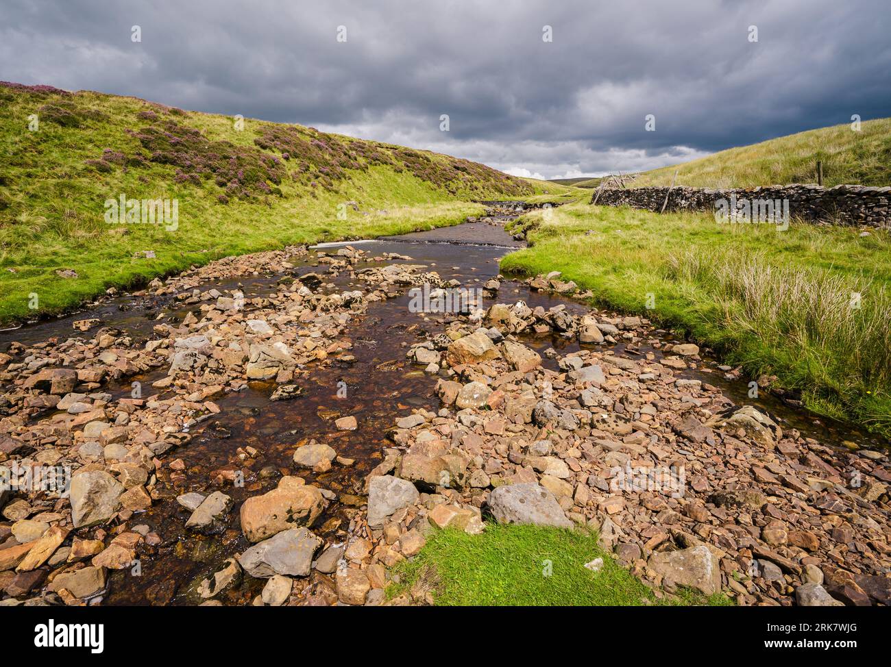 C'est le ruisseau qui disparaît sous terre tout près de Hull Pot à Ribblesdale dans le parc national des Yorkshire Dales. Banque D'Images