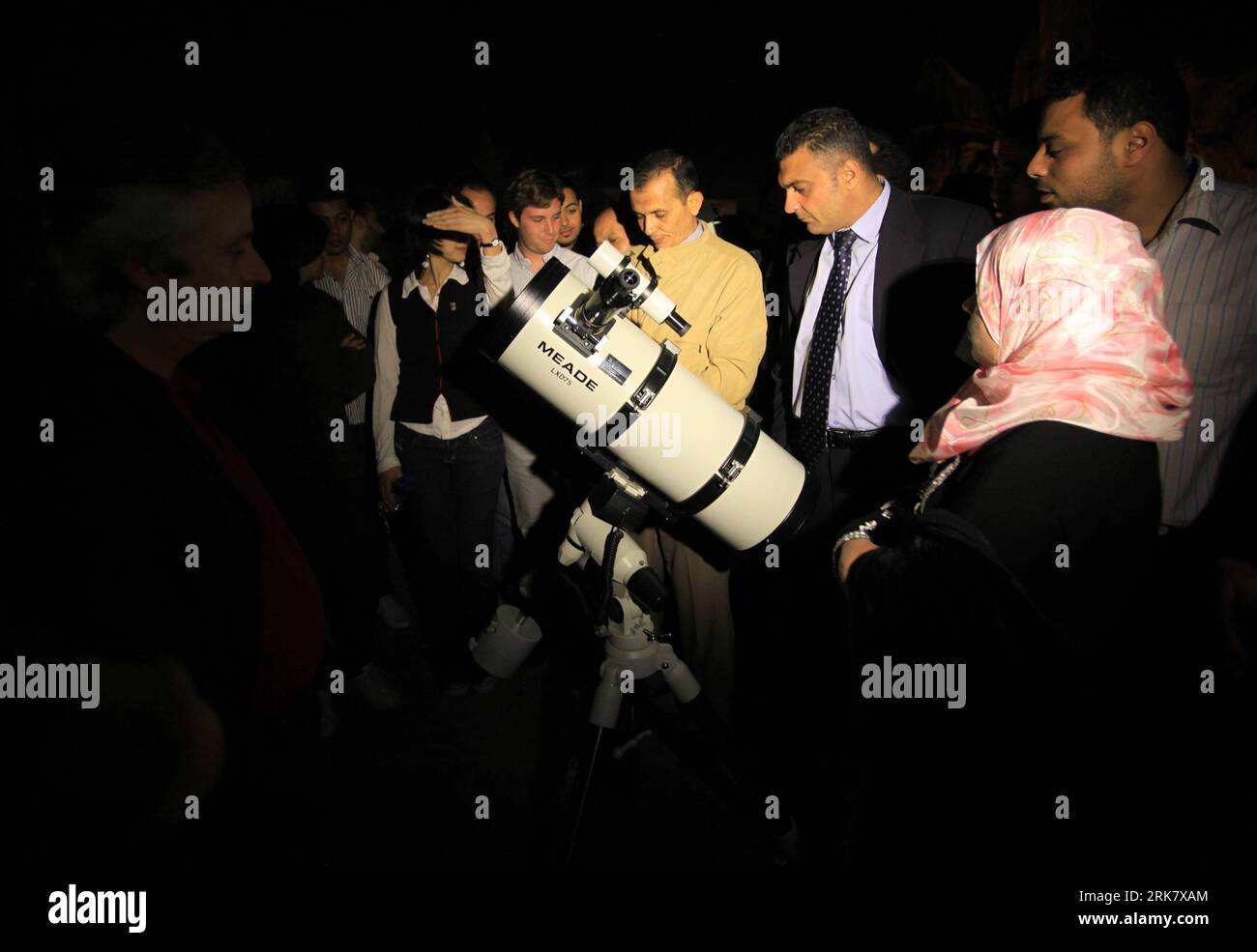 Bildnummer : 53943010 Datum : 13.04.2010 Copyright : imago/Xinhua (100415)-- GAZA, 15 avril 2010 (Xinhua) -- l'astrophysicien palestinien Suleiman Baraka (C) donne une conférence au Centre culturel français de Gaza, le 13 avril 2010. Baraka, astrophysicien, spécialiste de la météorologie spatiale et chercheur pour la NASA, a grandi d'humbles débuts dans Gaza dévastée par la violence. Maintenant, il est de retour à la maison avec une nouvelle mission d'enseigner à Gaza pour lever les yeux de leur environnement bloqué et battu dans la beauté illimitée de l'univers. (Xinhua/Wissam Nassar) (wjd) (2)MIDEAST-GAZA-ASTROPHYSICIAN-BARAKA PUBLICAT Banque D'Images