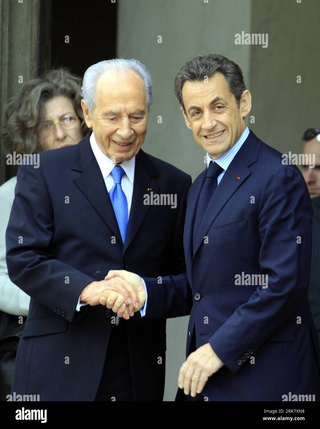 Bildnummer : 53944003 Datum : 15.04.2010 Copyright : imago/Xinhua (100415) -- PARIS, 15 avril 2010 (Xinhua) -- le président français Nicolas Sarkozy (à droite) serre la main du président israélien Shimon Peres en visite à l'Elysée, Paris, capitale de la France, le 15 avril 2010. (Xinhua/Zhang Yuwei) (hdt) (1)FRANCE-NICOLAS SARKOZY-ISRAEL-SHIMON PERES-MEETING PUBLICATIONxNOTxINxCHN premiumd xint People Politik Kbdig xdp 2010 hoch Bildnummer 53944003 Date 15 04 2010 Copyright Imago XINHUA Paris avril 15 2010 le président français XINHUA Nicolas Sarkozy serre la main du président israélien Shimon en visite Banque D'Images