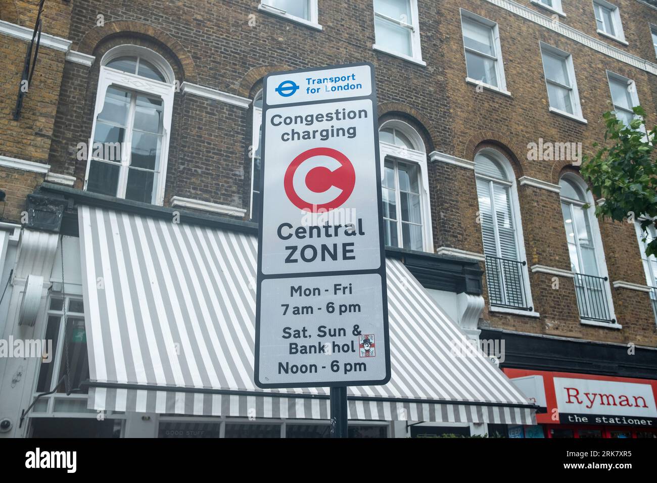 LONDRES - 25 JUILLET 2023 : signalisation des frais de congestion de la zone centrale de Londres sur Edgware Road Banque D'Images