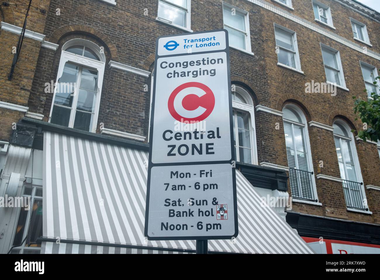 LONDRES - 25 JUILLET 2023 : signalisation des frais de congestion de la zone centrale de Londres sur Edgware Road Banque D'Images