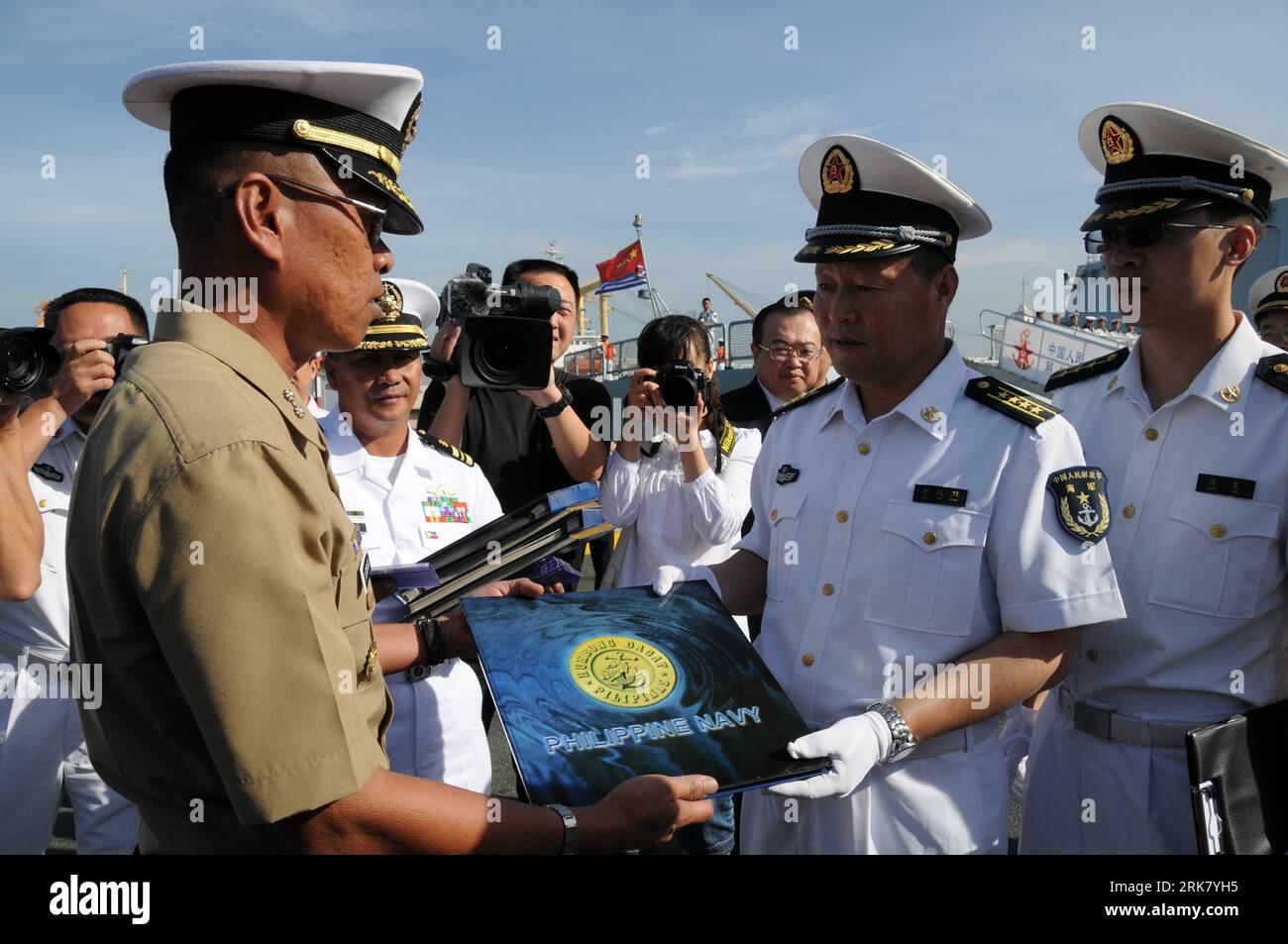 Bildnummer : 53946425 Datum : 17.04.2010 Copyright : imago/Xinhua (100417) -- MANILLE, 17 avril 2010 (Xinhua) -- Qiu Yanpeng (2e R), commandant de l'équipe d'escorte militaire de la Force opérationnelle 525 de la marine chinoise, et Felicimo Lozuraga (L), et Felicimo Lozuraga, chef adjoint du quartier général opérationnel de la Force navale philippine, échangent des cadeaux lors d'une cérémonie d'adieu à Manille, capitale des Philippines, le 17 avril 2010. La Task Force 525 escortant la flotte de l'Armée de libération chinoise (PLA), qui se composait de la frégate de missiles Ma anshan (navire amiral), de la frégate de missiles Wenzhou et du supp complet Banque D'Images