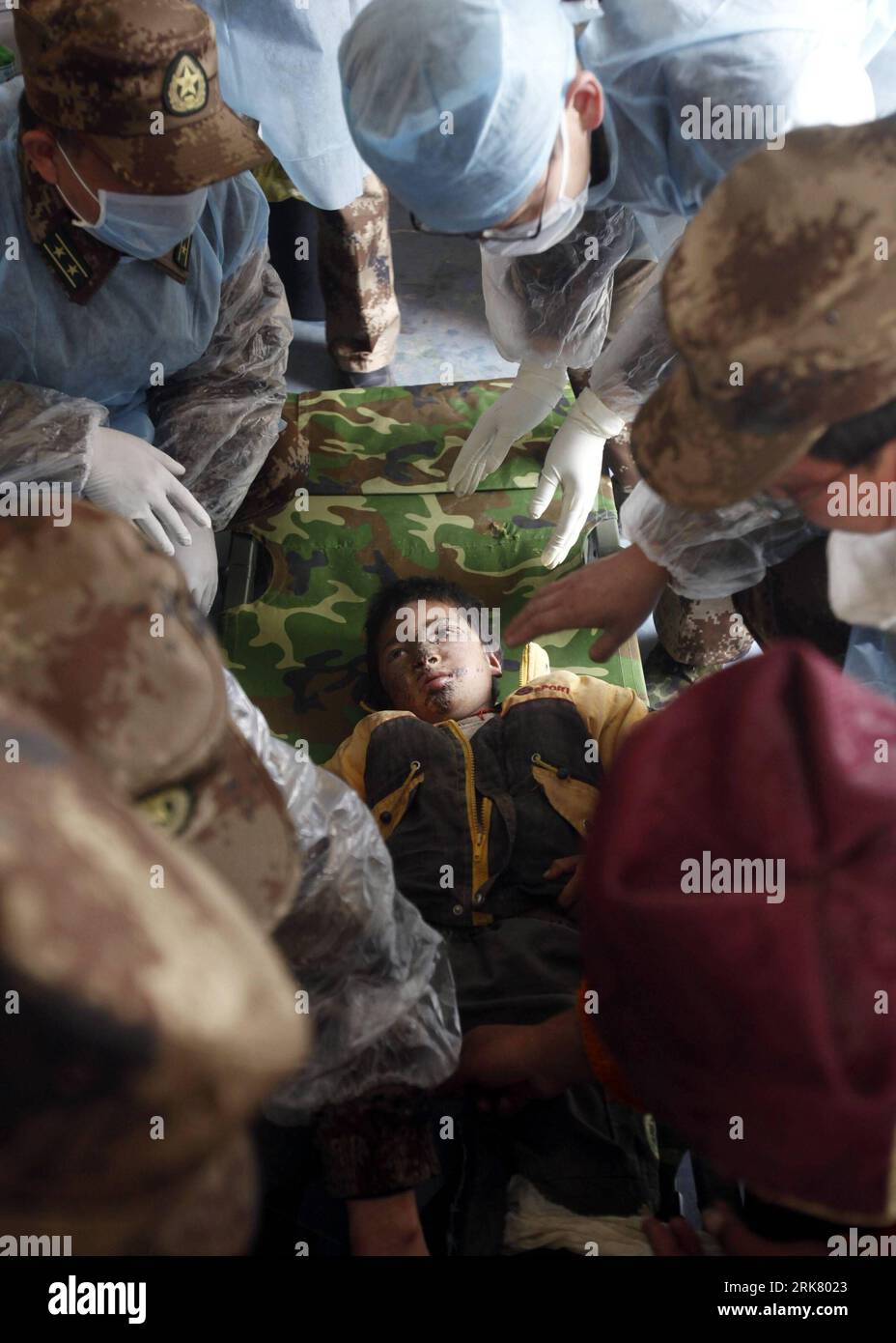 Bildnummer: 53947830  Datum: 17.04.2010  Copyright: imago/Xinhua (100417) -- YUSHU, April 17, 2010 (Xinhua) -- Medical workers prepare to treat Puncog Nyima, a seven year old boy, in a tent hospital in Gyegu Township in the quake-hit Yushu Tibetan Autonomous Prefecture of northwest China s Qinghai Province, April 17, 2010. Puncog Nyima was saved from debris by his neighbor in Selu Village of Xialaxiu Township on Wednesday and then lived with his aunt in the wickiup outside the village as his injured parents had been sent to other places. He was found by a relief group on Saturday morning and s Banque D'Images