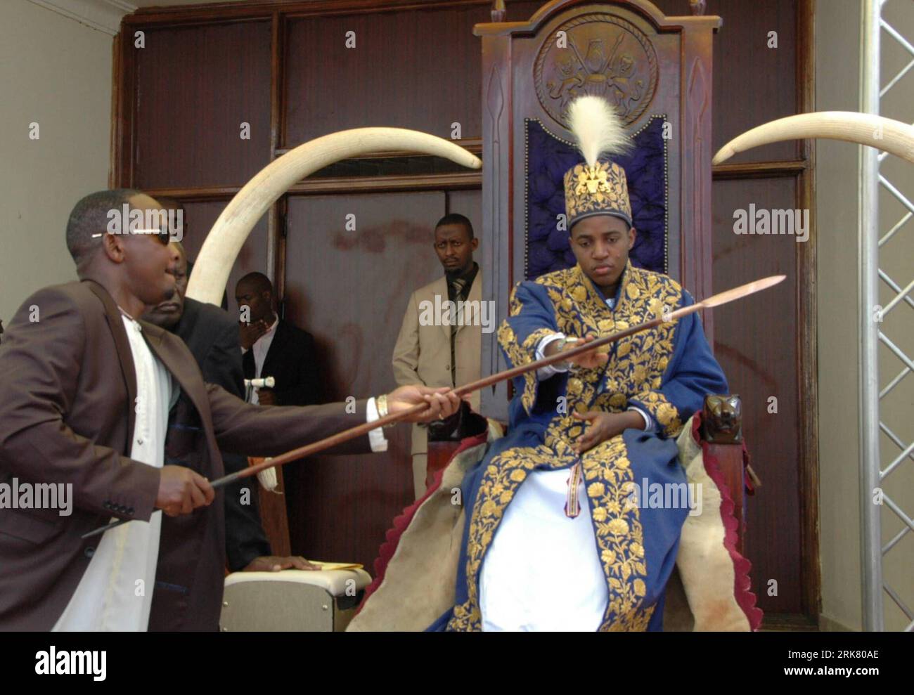Bildnummer : 53947901 Datum : 17.04.2010 Copyright : imago/Xinhua (100417) -- KABAROLE, 17 avril 2010 (Xinhua) -- le roi Oyo Nyimba Kabamba Iguru (R) assiste à sa cérémonie de couronnement au palais Karuzika à fort Portal, dans l'ouest de l'Ouganda, le 17 avril 2010, à l'occasion de son 18e anniversaire. Oyo a reçu le plein pouvoir samedi pour administrer son royaume après avoir eu 18 ans. À l'âge de trois ans et demi, Oyo monte sur le trône en 1995 pour devenir le 12e souverain du Royaume de Toro, âgé de plus de 180 ans, dans l'ouest de l'Ouganda, faisant de lui le plus jeune monarque régnant au monde. (Xinhua/Samuel Egadu Banque D'Images