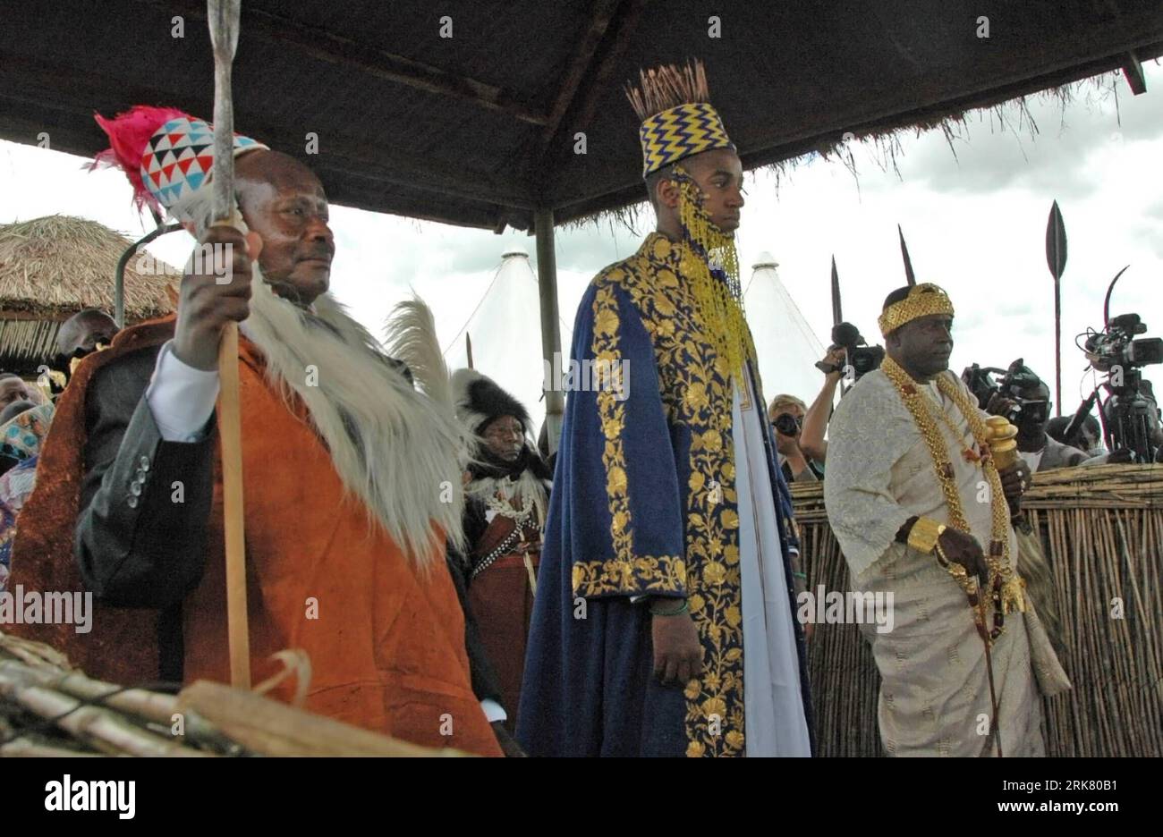 Bildnummer : 53947903 Datum : 17.04.2010 Copyright : imago/Xinhua (100417) -- KABAROLE, 17 avril 2010 (Xinhua) -- le Président ougandais Yoweri Museveni (à gauche) et le Roi Oyo Nyimba Kabamba Iguru (à droite) assistent à la cérémonie de couronnement du Roi au Palais Karuzika à fort Portal, dans l ouest de l Ouganda, le 17 avril 2010, à l occasion du 18e anniversaire du Roi. Oyo a reçu le plein pouvoir samedi pour administrer son royaume après avoir eu 18 ans. À l'âge de trois ans et demi, Oyo monta sur le trône en 1995 pour devenir le 12e souverain du Royaume de Toro, vieux de plus de 180 ans, dans l'ouest de l'Ouganda, faisant de lui le vous Banque D'Images