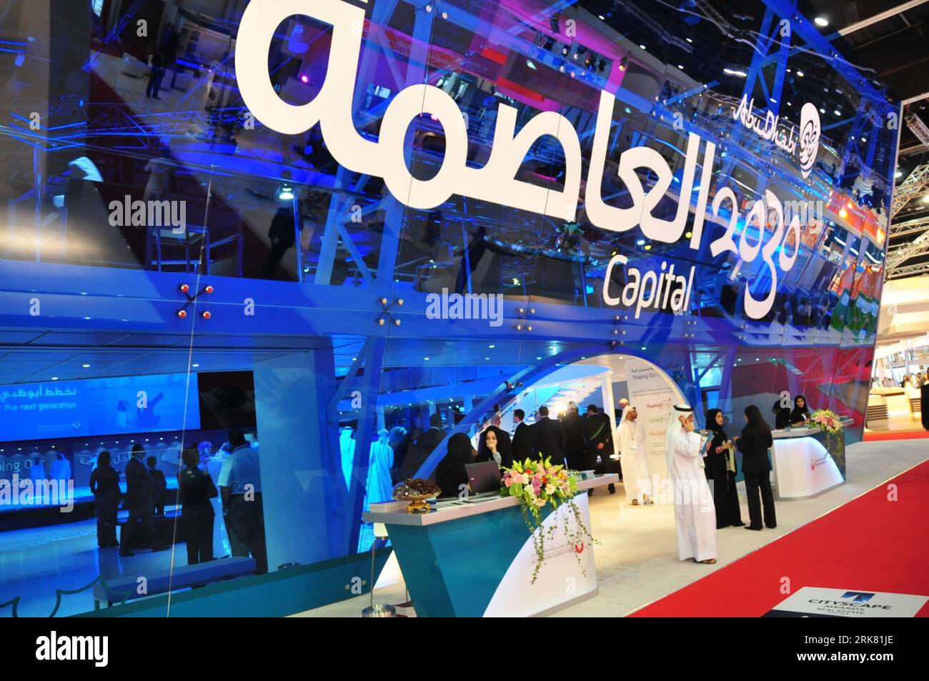 Bildnummer : 53954971 Datum : 19.04.2010 Copyright : imago/Xinhua (100419) -- ABU DHABI, 19 avril 2010 (Xinhua) -- la salle d'exposition principale présente le concept du plan de construction de l'an 2030 lors d'une exposition immobilière à Abu Dhabi, capitale des Émirats arabes Unis (eau), le 19 avril 2010. 2010 Abu Dhabi Real Estate Exhibition a été ouvert ici le 18 avril, attirant 250 exposants de 36 pays et régions. (Xinhua/an Jiang) (lr) UAE-ABU DHABI-REAL ESTATE-EXHIBITION PUBLICATIONxNOTxINxCHN Wirtschaft Immobilien Immobilienwirtschaft Messe Immobilienmesse premiumd xint kb Banque D'Images