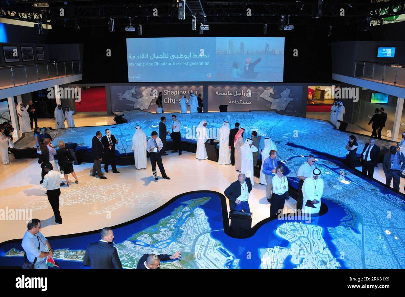 Bildnummer: 53955487 Datum: 19.04.2010 Copyright: imago/Xinhua (100419) -- ABU DHABI, April 19, 2010 (Xinhua) -- The main exhibition hall presents the concept of the year 2030 capital construction plan during a real estate exhibition in Abu Dhabi, capital of the United Arab Emirates (UAE), on April 19, 2010. 2010 Abu Dhabi real estate exhibition was opened here on April 18, attracting 250 exhibitors from 36 countries and regions. (Xinhua/An Jiang) (lr) UAE-ABU DHABI-REAL ESTATE-EXHIBITION PUBLICATIONxNOTxINxCHN Wirtschaft Immobilien Ausstellung Modell Immobilienmodell Architektur kbdig xsk 2 Banque D'Images