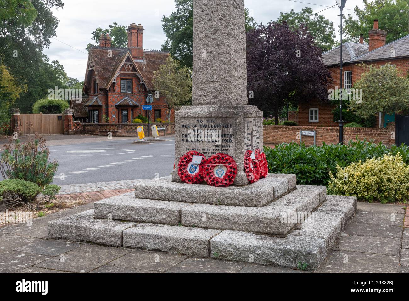 Le Mémorial de guerre dans le centre du village de Swallowfield, Berkshire, Angleterre, Royaume-Uni Banque D'Images