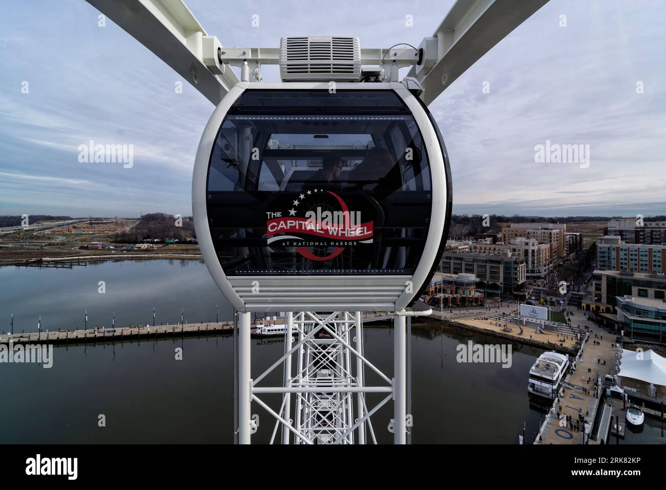 Cette image éblouissante est celle de l'emblématique Capital Wheel du National Harbor à Oxon Hill, aux États-Unis Banque D'Images