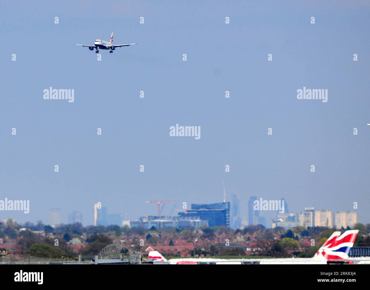 Bildnummer : 53962590 Datum : 21.04.2010 Copyright : imago/Xinhua un avion de British Airways est sur le point d'atterrir à l'aéroport de Heathrow à Londres, capitale de la Grande-Bretagne, le 21 avril 2010. L’autorité britannique a rouvert son espace aérien à partir de 10:00 heures mardi, qui avait été fermé depuis avril 15 en raison de l’influence des cendres volcaniques en provenance d’Islande. (Xinhua/Zeng Yi) (gxr) (2)UK-LONDON-AIR TRAFFIC-REOPEN PUBLICATIONxNOTxINxCHN Gesellschaft Verkehr Luftfahrt Aschewolke Vulkanasche Vulkanausbruch Aufhebung Flugverbot premiumd xint kbdig xsk 2010 quer o0 Flugzeug Landung Bilkan Totale Onum Vuld00 Banque D'Images