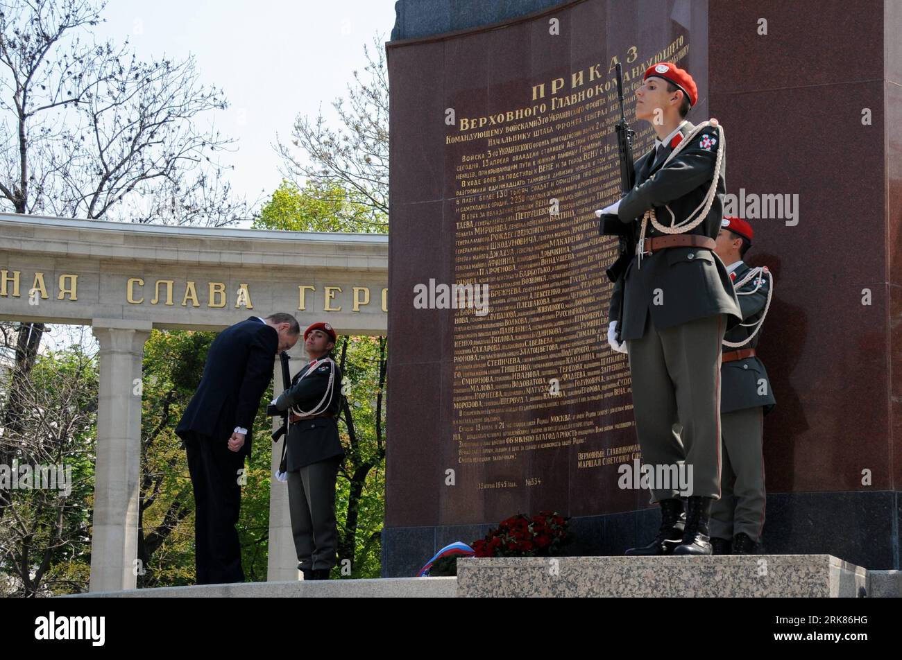 Bildnummer : 53975355 Datum : 25.04.2010 Copyright : imago/Xinhua (100425) -- VIENNE, 25 avril 2010 (Xinhua) -- visite du Premier ministre russe Vladimir Poutine (L) à une cérémonie de dépôt de gerbe au mémorial de l'Armée rouge dans la capitale autrichienne Vienne le 25 avril 2010. (Xinhua/Liu Gang) (nxl) (1)AUTRICHE-VIENNE-RUSSIE-POUTINE-ARMÉE ROUGE-MÉMORIAL PUBLICATIONxNOTxINxCHN personnes Politik kbdig xmk 2010 quer Bildnummer 53975355 Date 25 04 2010 Copyright Imago XINHUA Vienne avril 25 2010 XINHUA visite les premiers ministres pondeuses russes Vladimir Poutine l'assiste à une cérémonie AU Mémorial de l'Armée rouge en AUTRICHE Banque D'Images
