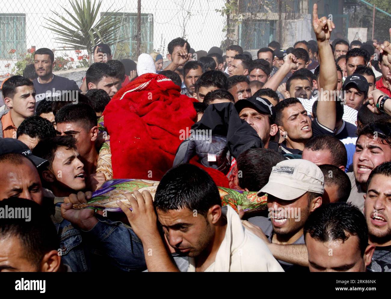 Bildnummer : 53976262 Datum : 26.04.2010 Copyright : imago/Xinhua (100426)-- HÉBRON, 26 avril 2010 (Xinhua) -- un palestinien porte le corps du militant du Hamas Ali Al-Sewiti lors de ses funérailles dans le village de Beit AWWA, en Cisjordanie, près de Hébron, le 26 avril 2010. Ali Al-Sewiti, membre des brigades Izz el-Deen al-Qassam du Hamas recherchées par Israël, a été tué lundi par les forces de l armée israélienne, ont indiqué des témoins et des sources de sécurité palestiniennes. (Xinhua/Mamoun Wazwaz)(hdt) (8)HÉBRON-ISRAELI FORCE-PALESTINIAN-CONFLICT PUBLICATIONxNOTxINxCHN Gesellschaft Protest Westbank Straßenschlacht Premiumd xint kbdig xub Banque D'Images