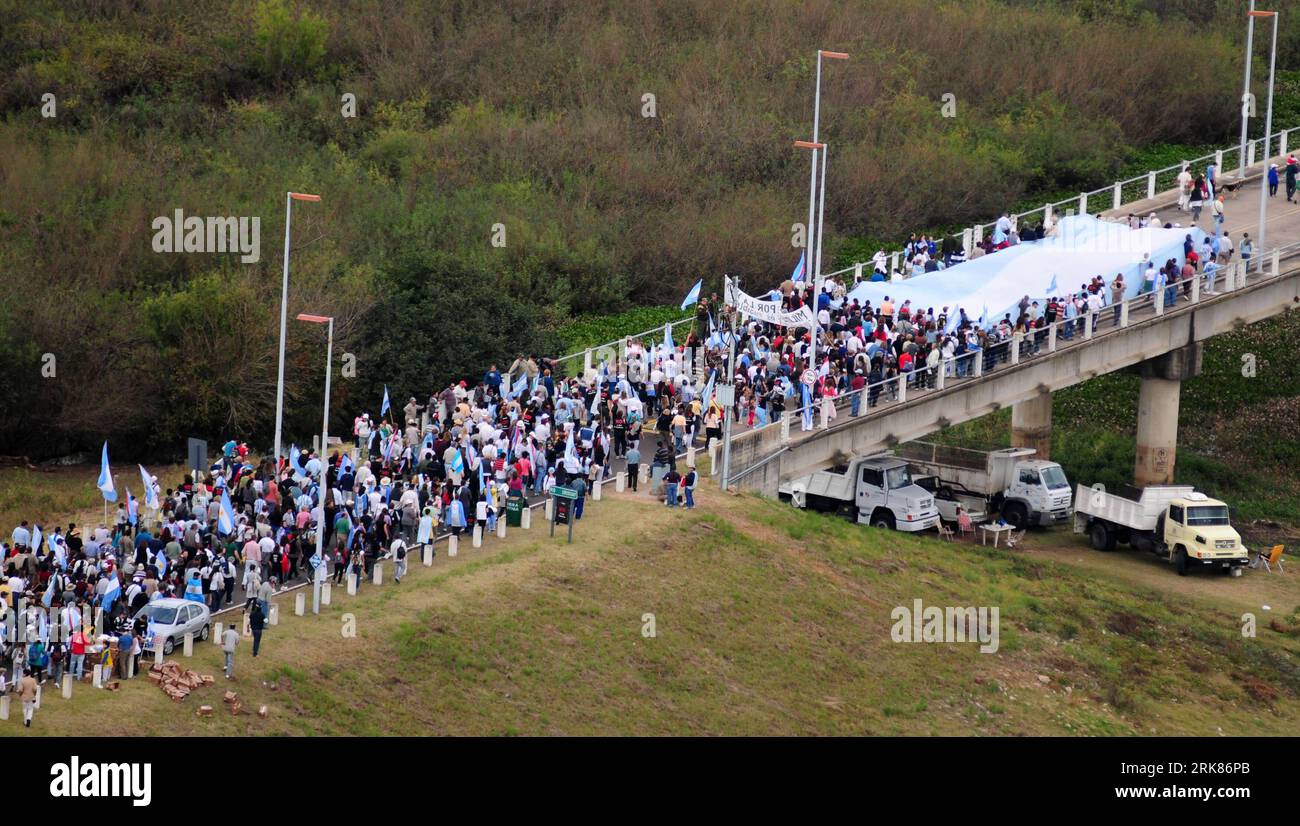 Bildnummer : 53976255 Datum : 25.04.2010 Copyright : imago/Xinhua (100426) -- GUALEGUAYCHU (ARGENTINE), 26 avril 2010 (Xinhua) -- les manifestants défilent sur le pont international de San Martin, qui lie la ville de Gualeguaychu en Argentine et Fray Bentos en Uruguay, pour protester contre le jugement de la Cour internationale de Justice (CIJ) dans le différend entre les pays voisins au sujet d'une usine de papier appartenant à la société finlandaise UPM, le 25 avril 2010. Mardi dernier, le plus haut tribunal de l ONU a refusé d ordonner le démantèlement de l usine de papier qui a commencé à fonctionner en novembre 2007. Les activistes ont bloqué Banque D'Images