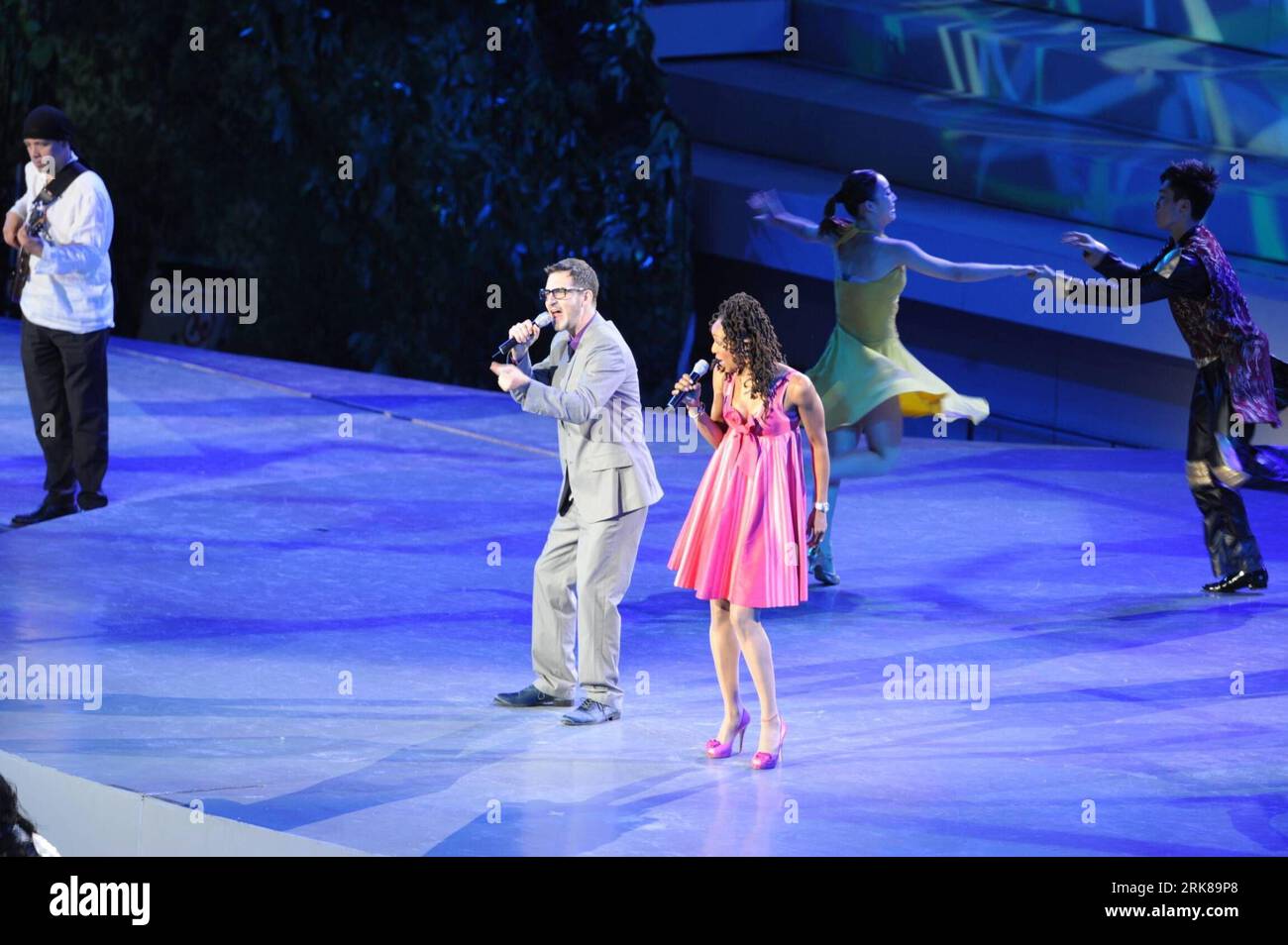 Bildnummer : 54000204 Datum : 30.04.2010 Copyright : imago/Xinhua (100430) -- SHANGHAI, 30 avril 2010 (Xinhua) -- les chanteurs américains Siedah Garrett (à droite) et Jonathan Buck chantent la chanson Better City, Better Life lors de la cérémonie d'ouverture de l'exposition universelle de Shanghai 2010 à l'Expo Cultural Center de Shanghai, dans l'est de la Chine, le 30 avril 2010. (Xinhua/Chen Shugen) (kh) WORLD EXPO-OUVERTURE-PERFORMANCE (CN) PUBLICATIONxNOTxINxCHN Wirtschaft Gesellschaft Expo Shanghai Eröffnung Eröffnungsfeier People Aktion kbdig xng 2010 quer premiumd xint o0 Musik Bildnummer 54000204 Date 30 0 Banque D'Images