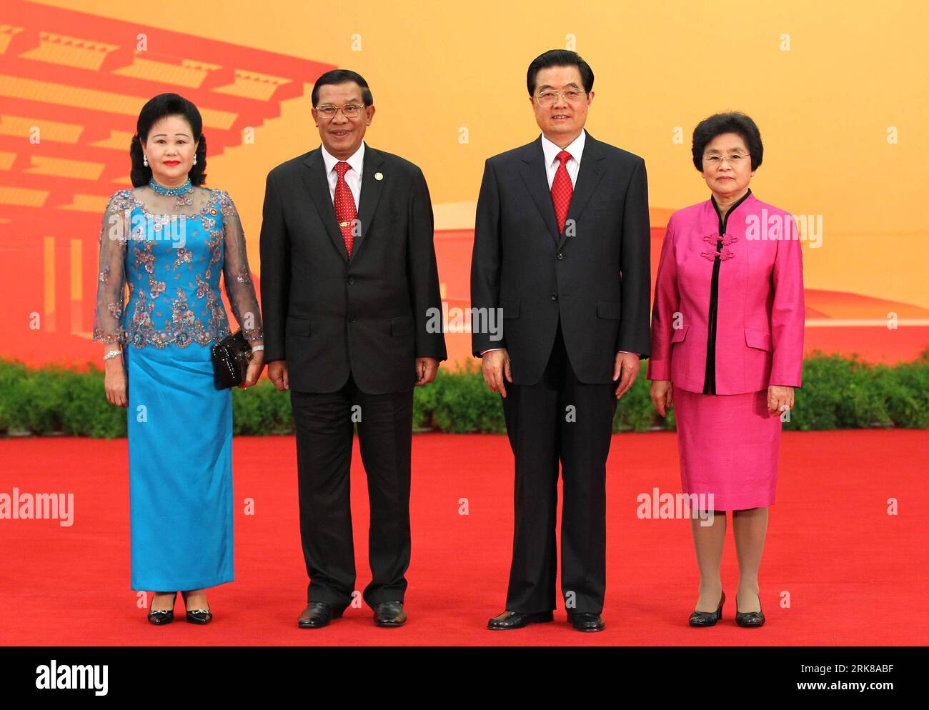 Bildnummer : 54002616 Datum : 30.04.2010 Copyright : imago/Xinhua (100430) -- SHANGHAI, 30 avril 2010 (Xinhua) -- le président chinois Hu Jintao (2e R) et son épouse Liu Yongqing (1e R) posent avec le Premier ministre cambodgien Hun Sen (2e L) et son épouse Bun Rany avant un dîner de bienvenue pour les invités d’honneur qui assisteront à la cérémonie d’ouverture de l’exposition universelle de Shanghai à Shanghai, dans l’est de la Chine, le 30 avril 2010. Le président Hu Jintao a organisé vendredi le dîner de bienvenue pour les invités d'honneur à Shanghai. (Xinhua/Xie Huanchi) (lyx) WORLD EXPO-PRÉSIDENT CHINOIS-DÎNER DE BIENVENUE-INVITÉS (CN) PUBLICATI Banque D'Images