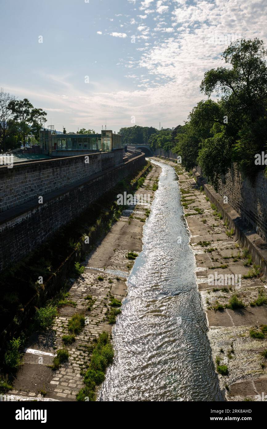 Vue sur le lit de la rivière Vienne dans la capitale autrichienne Vienne Banque D'Images