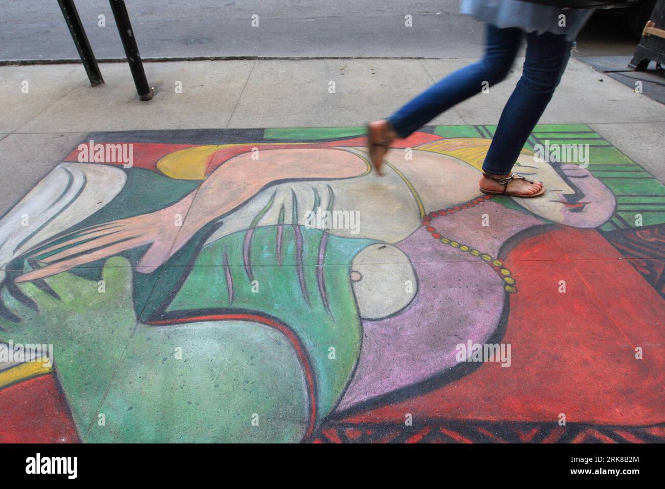 Bildnummer : 54006779 Datum : 01.05.2010 Copyright : imago/Xinhua (100501) -- NEW YORK, 1 mai 2010 (Xinhua) -- passez devant une copie du maître Pablo Picasso, le rêve sur Madison Avenue, New York, États-Unis d'Amérique, 30 avril 2010. Un artiste de rue a dessiné le rêve sur le trottoir de Madison Avenue, attirant beaucoup de monde. (Xinhua/Wu Kaixiang) (gj) (4)U.S.-NEW YORK-MADISON AVENUE-PICASSO PUBLICATIONxNOTxINxCHN Kunst Strassenkunst Bürgersteig kbdig xsk 2010 quer Bildnummer 54006779 Date 01 05 2010 Copyright Imago XINHUA New York Mai 1 2010 XINHUA passe devant une copie de Maître Pablo pic Banque D'Images