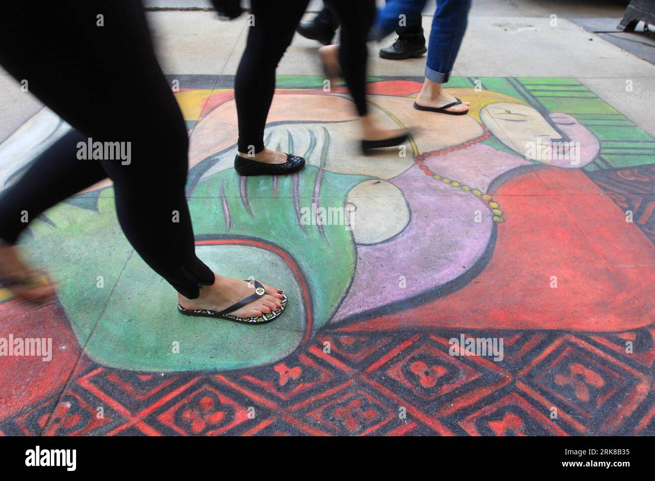 Bildnummer : 54006782 Datum : 01.05.2010 Copyright : imago/Xinhua (100501) -- NEW YORK, 1 mai 2010 (Xinhua) -- passez devant une copie du maître Pablo Picasso, le rêve sur Madison Avenue, New York, États-Unis d'Amérique, 30 avril 2010. Un artiste de rue a dessiné le rêve sur le trottoir de Madison Avenue, attirant beaucoup de monde. (Xinhua/Wu Kaixiang) (gj) (2)U.S.-NEW YORK-MADISON AVENUE-PICASSO PUBLICATIONxNOTxINxCHN Kunst Strassenkunst Bürgersteig kbdig xsk 2010 quer Bildnummer 54006782 Date 01 05 2010 Copyright Imago XINHUA New York Mai 1 2010 XINHUA passe devant une copie de Maître Pablo pic Banque D'Images