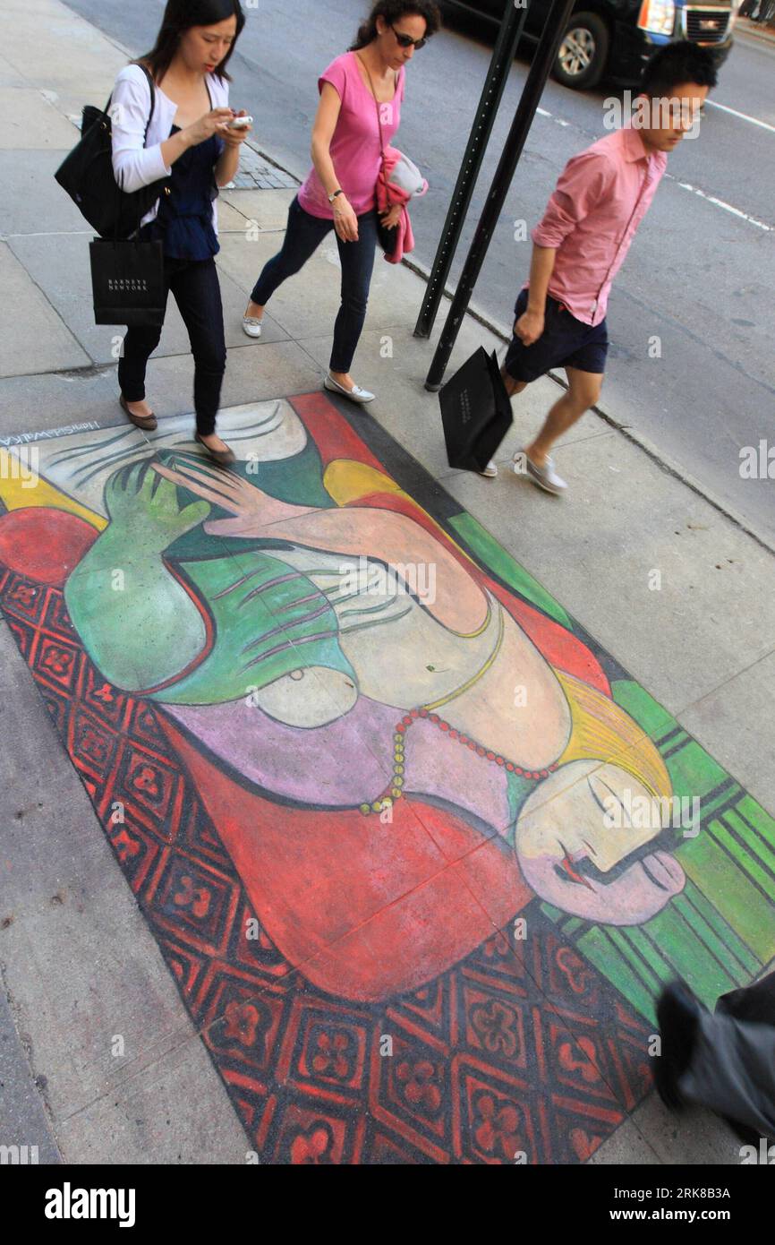 Bildnummer : 54006780 Datum : 01.05.2010 Copyright : imago/Xinhua (100501) -- NEW YORK, 1 mai 2010 (Xinhua) -- passez devant une copie du maître Pablo Picasso, le rêve sur Madison Avenue, New York, États-Unis d'Amérique, 30 avril 2010. Un artiste de rue a dessiné le rêve sur le trottoir de Madison Avenue, attirant beaucoup de monde. (Xinhua/Wu Kaixiang) (gj) (3)U.S.-NEW YORK-MADISON AVENUE-PICASSO PUBLICATIONxNOTxINxCHN Kunst Strassenkunst Bürgersteig kbdig xsk 2010 hoch Bildnummer 54006780 Date 01 05 2010 Copyright Imago XINHUA New York Mai 1 2010 XINHUA passe devant une copie de Maître Pablo pic Banque D'Images