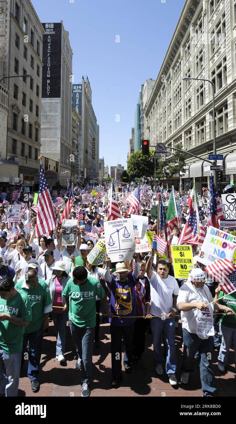 Bildnummer: 54008219 Datum: 01.05.2010 Copyright: imago/Xinhua (100501) -- LOS ANGELES, May 1, 2010 (Xinhua) -- attend a grand rally demanding immigrants and labors rights in downtown Los Angeles, the United States, May 1, 2010. (Xinhua/Qi Heng) (zw) (16)U.S-LOS ANGELES-IMMIGRANTS-RALLY PUBLICATIONxNOTxINxCHN Politik Gesellschaft Demo 1. Mai Maidemo premiumd xint kbdig xng 2010 hoch Bildnummer 54008219 Date 01 05 2010 Copyright Imago XINHUA Los Angeles May 1 2010 XINHUA attend a Grand Rally demanding Immigrants and Laboratories Rights in Downtown Los Angeles The United States May 1 2010 Banque D'Images