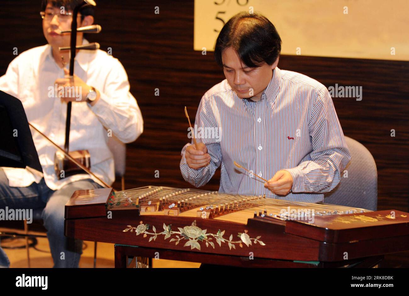 Bildnummer : 54014727 Datum : 03.05.2010 Copyright : imago/Xinhua Zhang Gaoxiang (à droite), un célèbre maître du dulcimer, un instrument à cordes traditionnel chinois, se produit lors de la conférence de presse pour le prochain concert des célébrités de la musique folklorique traditionnelle chinoise Rendezvous, à Taipei, dans le sud-est de la Chine Taiwan, le 3 mai 2010. Le concert aura lieu à partir du 5 mai à Kaohsiung, Taichung, Yi-lan et Taipei respectivement. (Xinhua/Wu Ching-teng) (px) (3)CHINA-TAIPEI-TRADITIONAL FOLK MUSIC-MASTERS-RENDEZVOUS PERFORMANCE(CN) PUBLICATIONxNOTxINxCHN Kultur People Musik Aktion kbdig xsp 2010 Banque D'Images