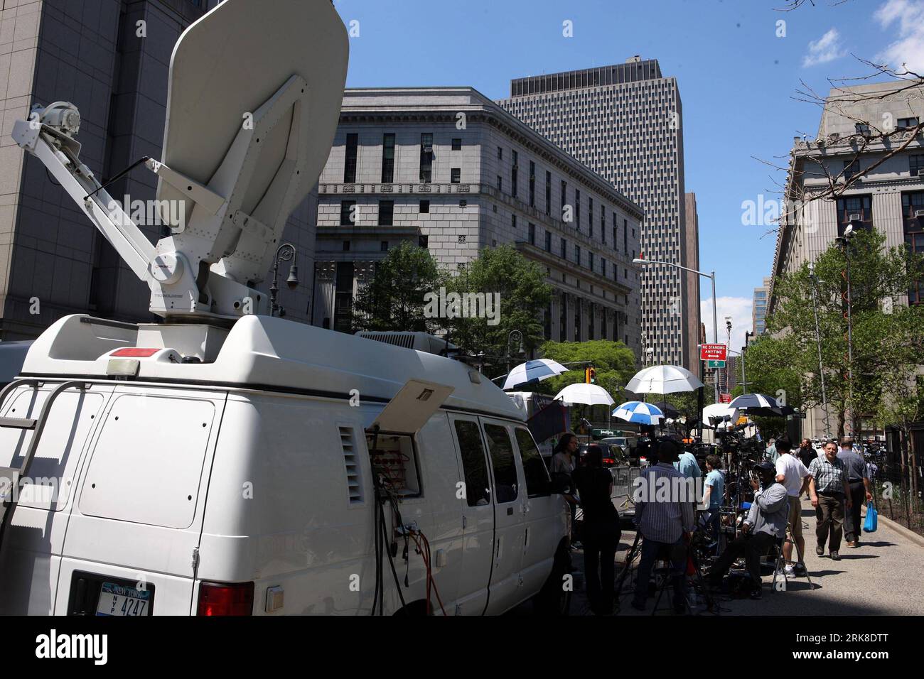 Bildnummer : 54022590 Datum : 04.05.2010 Copyright : imago/Xinhua (100504) -- NEW YORK, 4 mai 2010 (Xinhua) -- Un parc de véhicules de radiodiffusion devant le tribunal fédéral de Manhattan à New York, États-Unis, 4 mai 2010. L'accusé de New York Times Square Faisal Shahzad est en procès mardi. Faisal Shahzad a admis son implication dans le complot terroriste aux agents du FBI américains qui l'ont arrêté lundi tard à l'aéroport JFK de New York. (Xinhua/Zhu Wei) (gxr) (6)U.S.-NEW YORK-BOBM SUSPECT-COURT PUBLICATIONxNOTxINxCHN Gesellschaft versuchter Bombenanschlag Terroranschlag bombe Times Square Gerich Banque D'Images