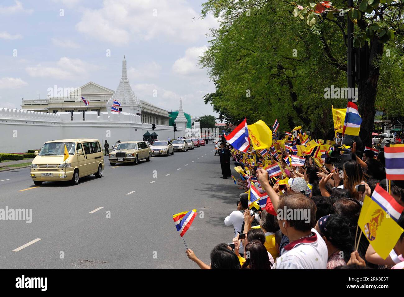 Bildnummer : 54025652 Datum : 05.05.2010 Copyright : imago/Xinhua certains thaïlandais assistent à un rassemblement pour marquer le vénéré anniversaire du couronnement du roi Bhumibol Adulyadej surpassent le Grand Palais à Bangkok le 5 mai 2010. (Xinhua/lui Siu Wai) (wh) THAILAND-ROYAL-KING-COURONNEMENT ANNIVERSAIRE-CÉLÉBRATIONS PUBLICATIONxNOTxINxCHN Gesellschaft Thailand kbdig xcb 2010 quer o0 Krönungsjubiläum Krönung Jubiläum Bildnummer 54025652 Date 05 05 2010 Copyright Imago XINHUA quelques thaïlandais participent à un rassemblement pour marquer le roi vénéré à l'écran Bhumibol Adulyadej S Coronation anniversaire du Grand Palais à Bangkok Mai 5 2010 XIN Banque D'Images