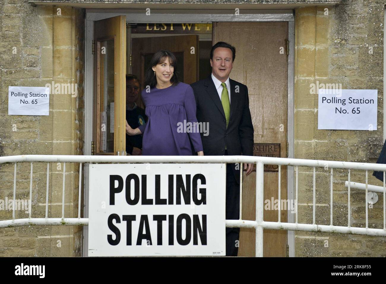 Bildnummer : 54030109 Datum : 06.05.2010 Copyright : imago/Xinhua le chef du Parti conservateur britannique David Cameron (à droite) part avec sa femme Samantha après avoir voté dans l'Oxfordshire, en Angleterre, le 6 mai 2010. Les électeurs britanniques se sont rendus aux urnes jeudi matin alors que jusqu'à 50 000 bureaux de vote à travers le pays ont ouvert lors des élections générales les plus disputées depuis des décennies. (Xinhua/PA Wire/Ben Birchall) (zl) (3)U.K.-GENERAL ELECTION-VOTE PUBLICATIONxNOTxINxCHN People Politik UK Wahl Parlamentswahl Unterhauswahl premiumd xint Highlight kbdig xmk 2010 quer o0 Familie, Frau Bildnummer 54030109 Date Banque D'Images