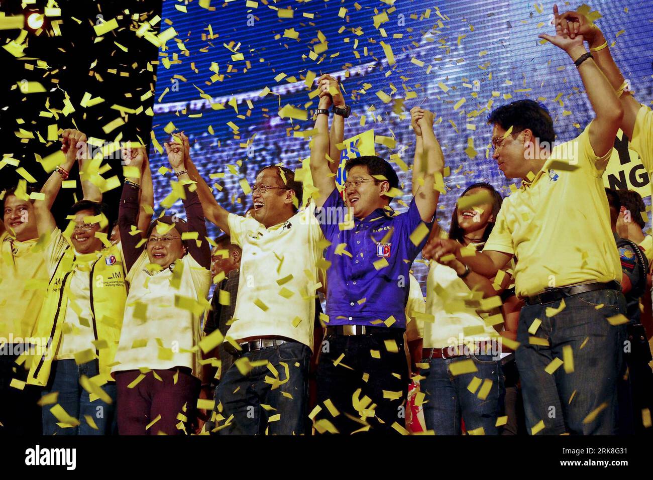 Bildnummer : 54033538 Datum : 07.05.2010 Copyright : imago/Xinhua (100508) -- MANILLE, 8 mai 2010 (Xinhua) -- Benigno Aquino III (4e L) et ses partisans assistent à son dernier rassemblement de campagne à Quezon City, Philippines, le 7 mai 2010. Les élections présidentielles et locales de 2010 auront lieu le 10 mai dans toutes les Philippines. (Xinhua/Dondi Tawatao) (cl) PHILIPPINES-ELECTIONS-PRÉPARATIFS PUBLICATIONxNOTxINxCHN Politik People Wahl Philippinen Vorbereitung Premiumd xint kbdig xub 2010 quer o00 Wahlkampf Bildnummer 54033538 Date 07 05 2010 Copyright Imago XINHUA Banque D'Images
