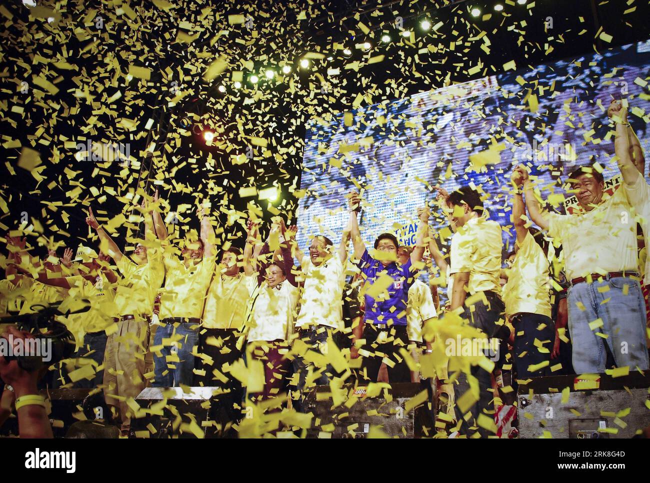 Bildnummer : 54033539 Datum : 07.05.2010 Copyright : imago/Xinhua (100508) -- MANILLE, 8 mai 2010 (Xinhua) -- Benigno Aquino III (C) et ses partisans assistent à son dernier rassemblement de campagne à Quezon City, Philippines, le 7 mai 2010. Les élections présidentielles et locales de 2010 auront lieu le 10 mai dans toutes les Philippines. (Xinhua/Dondi Tawatao) (cl) PHILIPPINES-ELECTIONS-PRÉPARATIFS PUBLICATIONxNOTxINxCHN Politik People Wahl Philippinen Vorbereitung Premiumd xint kbdig xub 2010 quer Highlight o00 Wahlkampf Bildnummer 54033539 Date 07 05 2010 Copyright Imago XI Banque D'Images