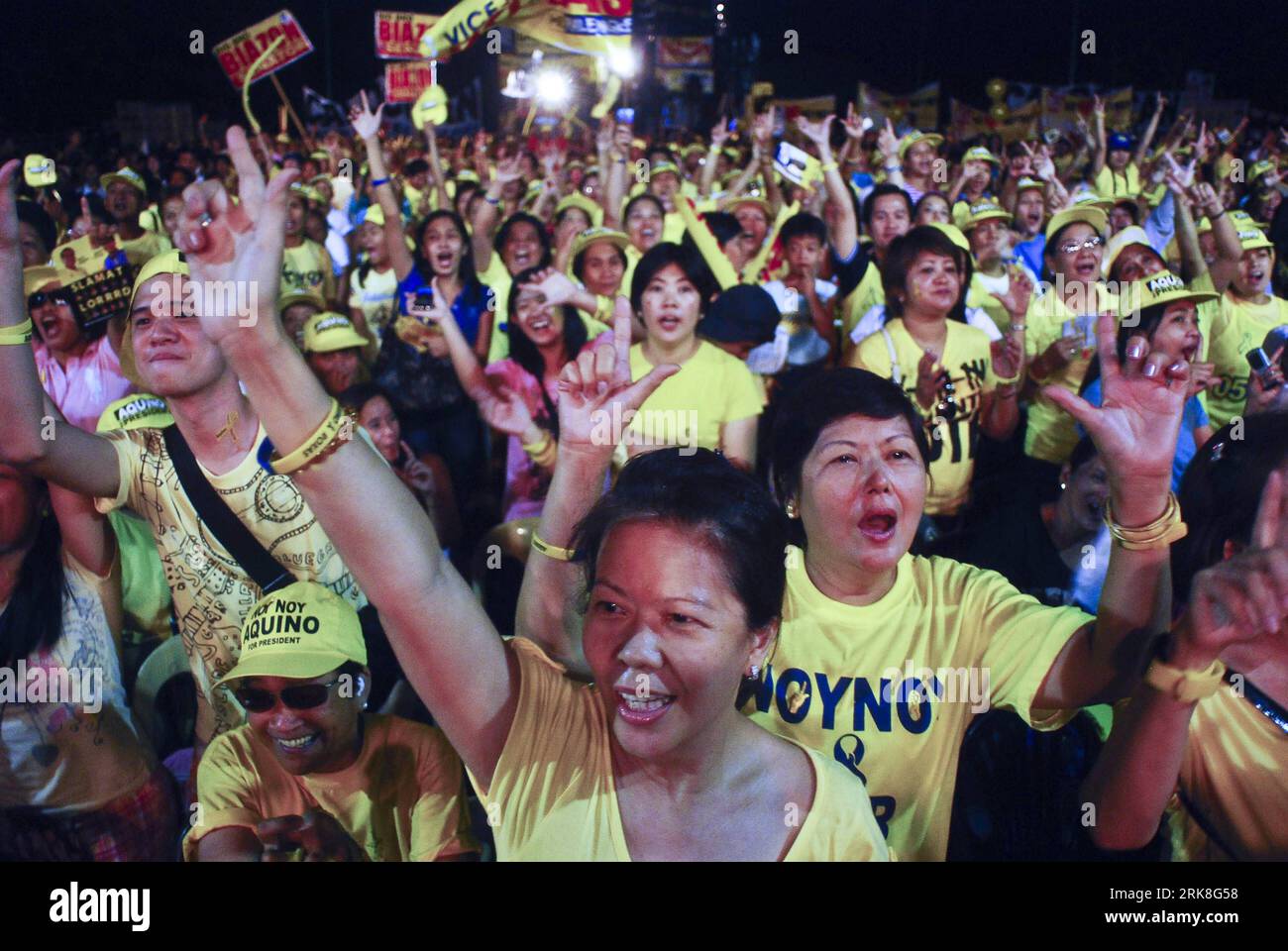 Bildnummer : 54033537 Datum : 07.05.2010 Copyright : imago/Xinhua (100508) -- MANILLE, 8 mai 2010 (Xinhua) -- les partisans du porte-étendard du Parti libéral (LP) Benigno Aquino III assistent à son dernier rassemblement de campagne à Quezon City, Philippines, le 7 mai 2010. Les élections présidentielles et locales de 2010 auront lieu le 10 mai dans toutes les Philippines. (Xinhua/Dondi Tawatao) (cl) PHILIPPINES-ELECTION-PREPARATIONS PUBLICATIONxNOTxINxCHN Politik People Wahl Philippinen Vorbereitung Premiumd xint kbdig xub 2010 quer o0 Menschenmasse o00 Wahlkampf Bildnummer 54033537 Date 07 05 2010 Copyright Imago XINHU Banque D'Images