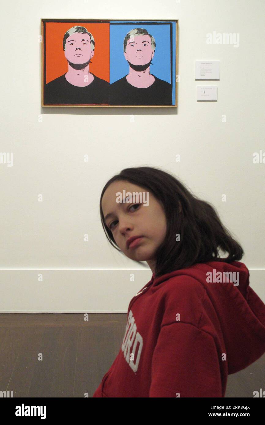 Bildnummer : 54037187 Datum : 09.05.2010 Copyright : imago/Xinhua (100510) -- NEW YORK, 10 mai 2010 (Xinhua) -- Une fille réagit devant l'œuvre d'art Self-Portrait d'Andy Warhol lors de l'avant-première de Christie's Post-War and Contemporary Art sale à New York, aux États-Unis, le 9 mai 2010. La vente aux enchères débutera à partir de mai 11. (Xinhua/Wu Kaixiang) (gj) (1)U.S.-NEW YORK-CHRISTIE S-AUCTION PUBLICATIONxNOTxINxCHN Gesellschaft Kunst Auktion Ausstellung Gemälde Galerie Exponate Galerie kbdig xdp premiumd xint 2010 hoch o0 Bild Objekte Selbstporträt Bildnummer 54037187 Date 09 05 2010 Copyright o Banque D'Images