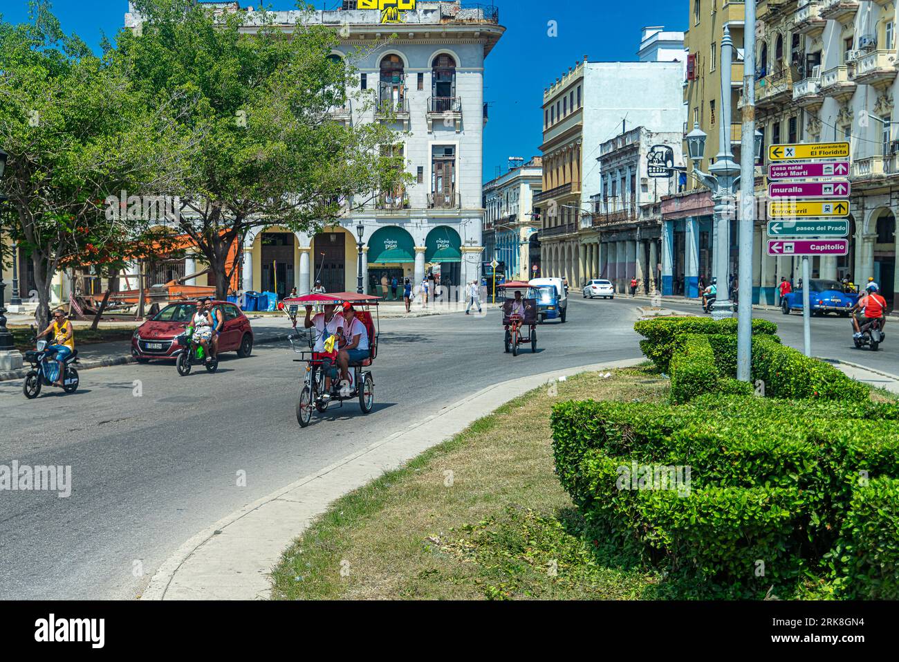 Cuba Havana. Touristes dans les rues de la vieille Havane. Restaurants, cafés.. Sur ces places, le commerce, les musiciens de rue et les touristes fleurissent. Banque D'Images