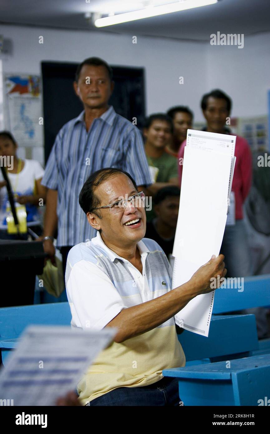 Bildnummer : 54038819 Datum : 10.05.2010 Copyright : imago/Xinhua (100510) -- TARLAC, 10 mai 2010 (Xinhua) -- Philippines Premier candidat à la présidence du Parti libéral Benigno Noynoy Aquino III montre son bulletin de vote dans un bureau de vote de la province de Tarlac, dans le nord des Philippines, le 10 mai 2010. Les élections générales Philippines votant pour le président, le Parlement et les dirigeants locaux ont commencé dans 36 679 bureaux de vote dans tout le pays à 7 heures lundi. Plus de 50 millions de Philippins ont été inscrits comme électeurs cette année, dont 85 pour cent ont déclaré qu'ils voteraient, selon le Banque D'Images