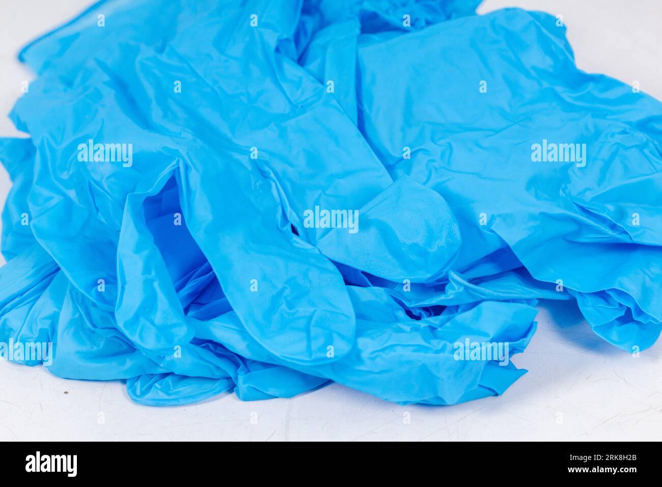 Gants bleus pour la protection de la santé isolés sur fond blanc. Gants médicaux en nitrile. Fabrication de gants en caoutchouc, gants en latex. gants de protection Banque D'Images Gants bleus pour la protection de la santé isolés sur fond blanc. Gants médicaux en nitrile. Fabrication de gants en caoutchouc, gants en latex. gants de protection Banque D'Images