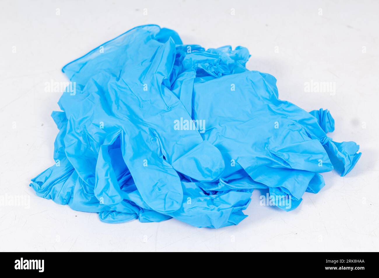 Gants bleus pour la protection de la santé isolés sur fond blanc. Gants médicaux en nitrile. Fabrication de gants en caoutchouc, gants en latex. gants de protection Banque D'Images Gants bleus pour la protection de la santé isolés sur fond blanc. Gants médicaux en nitrile. Fabrication de gants en caoutchouc, gants en latex. gants de protection Banque D'Images