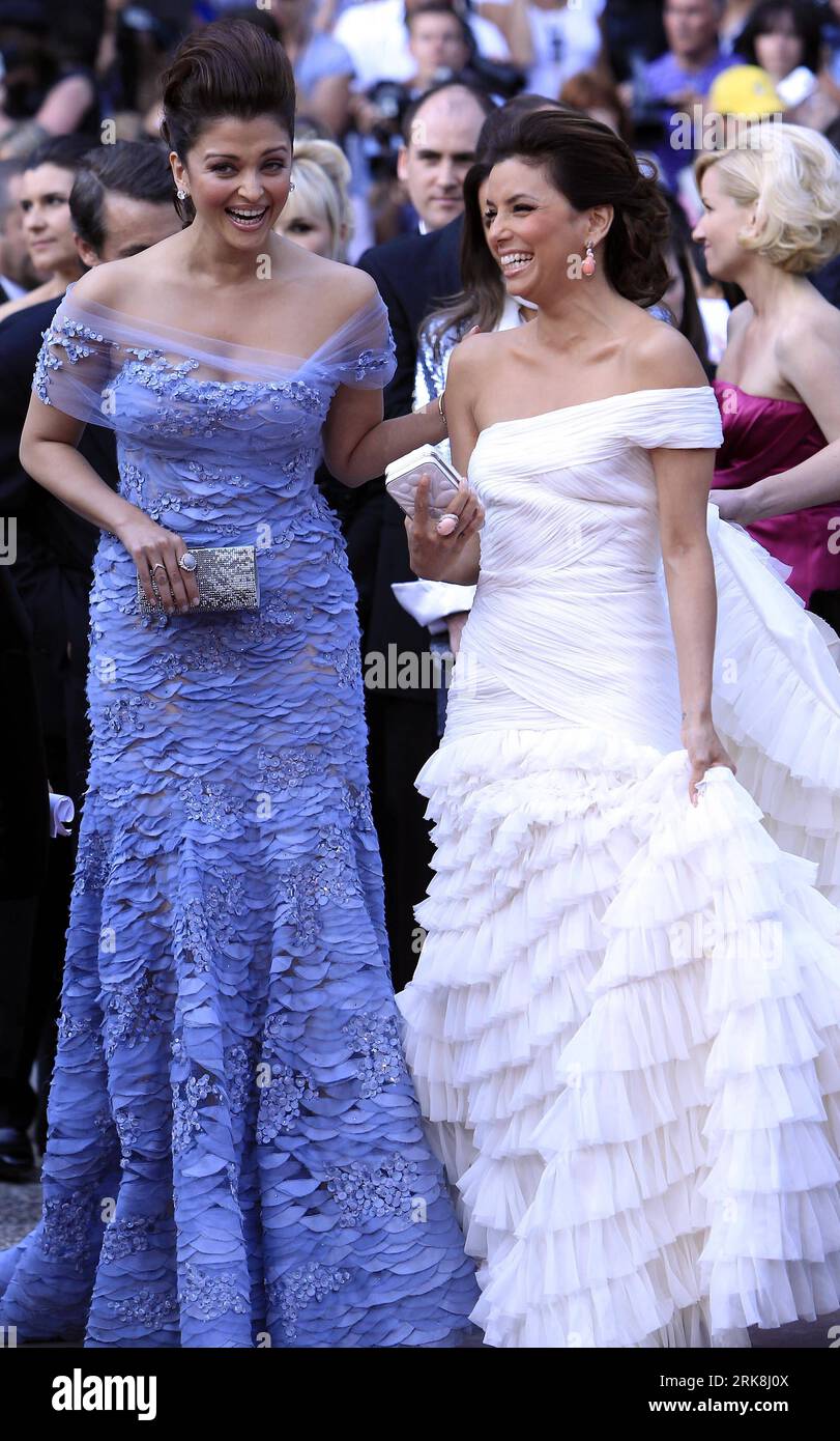 Bildnummer : 54043923 Datum : 12.05.2010 Copyright : imago/Xinhua (100513) -- CANNES, 13 mai 2010 (Xinhua) -- le mannequin et actrice AMÉRICAINE Eva Longoria(R) et l'actrice indienne Aishwarya Rai arrivent pour la cérémonie d'ouverture et la projection de Robin des Bois présenté hors compétition au 63e Festival de Cannes à Cannes, France, le 12 mai 2010. (Xinhua/Zhang Yuwei) (yc) (14)FRANCE-CANNES-FILM-FESTIVAL PUBLICATIONxNOTxINxCHN People Kultur Entertainment film 63. Internationale Filmfestspiele Filmfestival Premiere kbdig xmk 2010 hoch Highlight premiumd xint o0 Freude Bildnummer 54043923 Date 12 05 2010 Co Banque D'Images