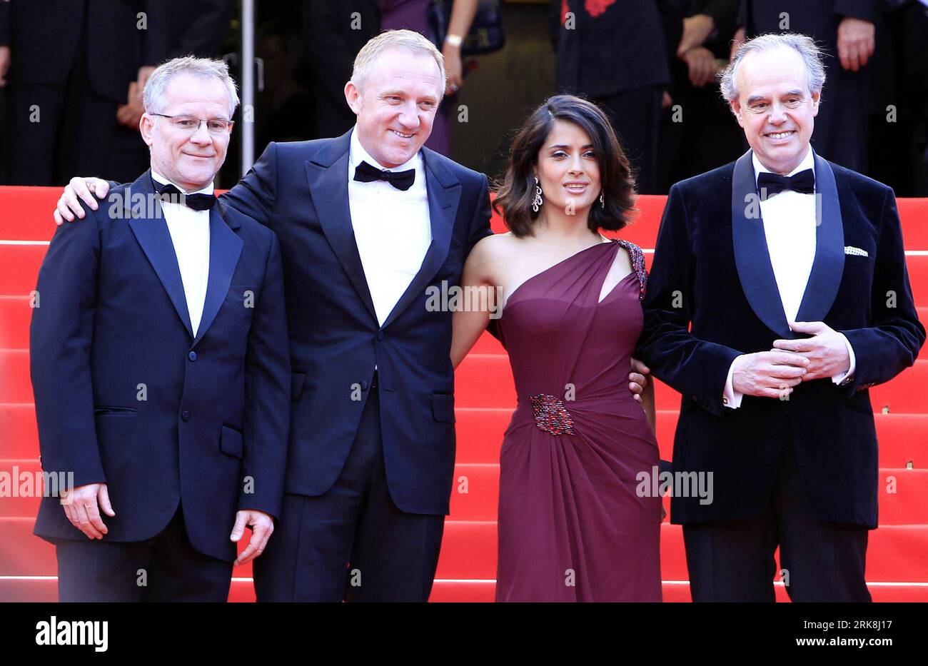 Bildnummer : 54043922 Datum : 12.05.2010 Copyright : imago/Xinhua (100513) -- CANNES, 13 mai 2010 (Xinhua) -- l'actrice mexicaine Salma Hayek (2ndR), son mari François Pinault (2ndL), le ministre français de la Culture Frédéric Mitterrand et le directeur français du Festival de Cannes Thierry Fremaux (1e L) présentez-vous pour la cérémonie d’ouverture et la projection de Robin des Bois présenté hors compétition au 63e Festival de Cannes à Cannes, France, le 12 mai 2010. (Xinhua/Zhang Yuwei) (yc) (6)FRANCE-CANNES-FILM-FESTIVAL PUBLICATIONxNOTxINxCHN People Kultur Entertainment film 63. Internationale Filmfestspiele Banque D'Images