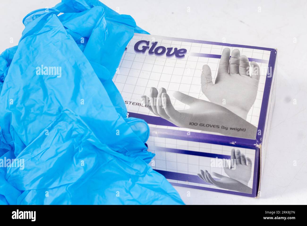 Gants bleus pour la protection de la santé isolés sur fond blanc. Gants médicaux en nitrile. Fabrication de gants en caoutchouc, gants en latex. gants de protection Banque D'Images Gants bleus pour la protection de la santé isolés sur fond blanc. Gants médicaux en nitrile. Fabrication de gants en caoutchouc, gants en latex. gants de protection Banque D'Images