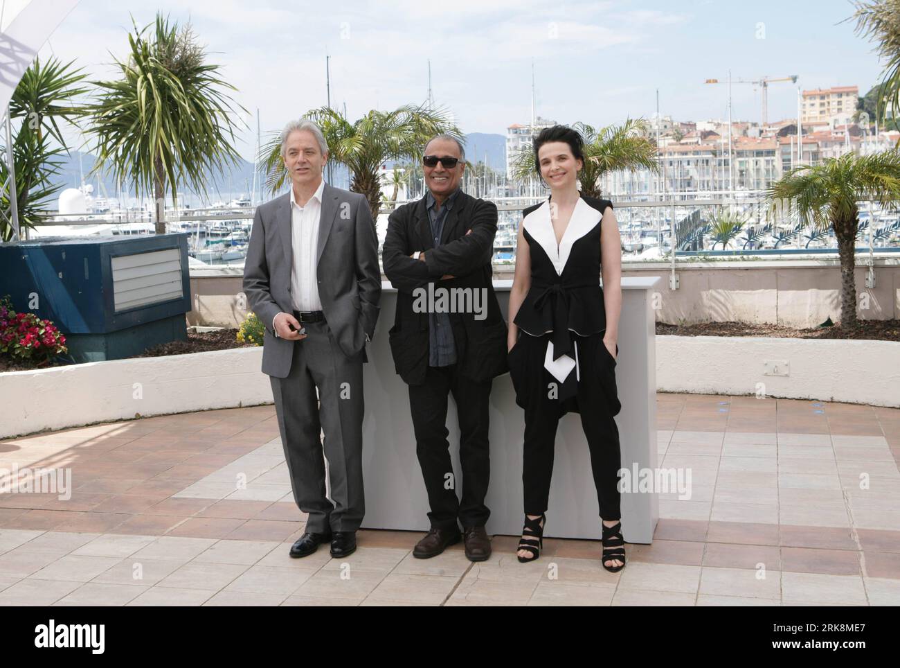 Bildnummer : 54056608 Datum : 18.05.2010 Copyright : imago/Xinhua (100518) -- CANNES, 18 mai 2010 (Xinhua) -- l'acteur britannique William Shimell, le réalisateur iranien Abbas Kiarostami et l'actrice française Juliette Binoche (de gauche à droite) posent lors du photocall du film copie conforme présenté en compétition au 63e Festival de Cannes, le 18 mai 2010. (Xinhua/Xiao HE) (zcq) FRANCE-CANNES-FILM COPIE CERTIFIÉE PUBLICATIONxNOTxINxCHN People Kultur Entertainment film 63. Internationale Filmfestspiele Cannes Filmfestival Photocall kbdig xsk 2010 quer premiumd xint Bildnummer 5405660 Banque D'Images