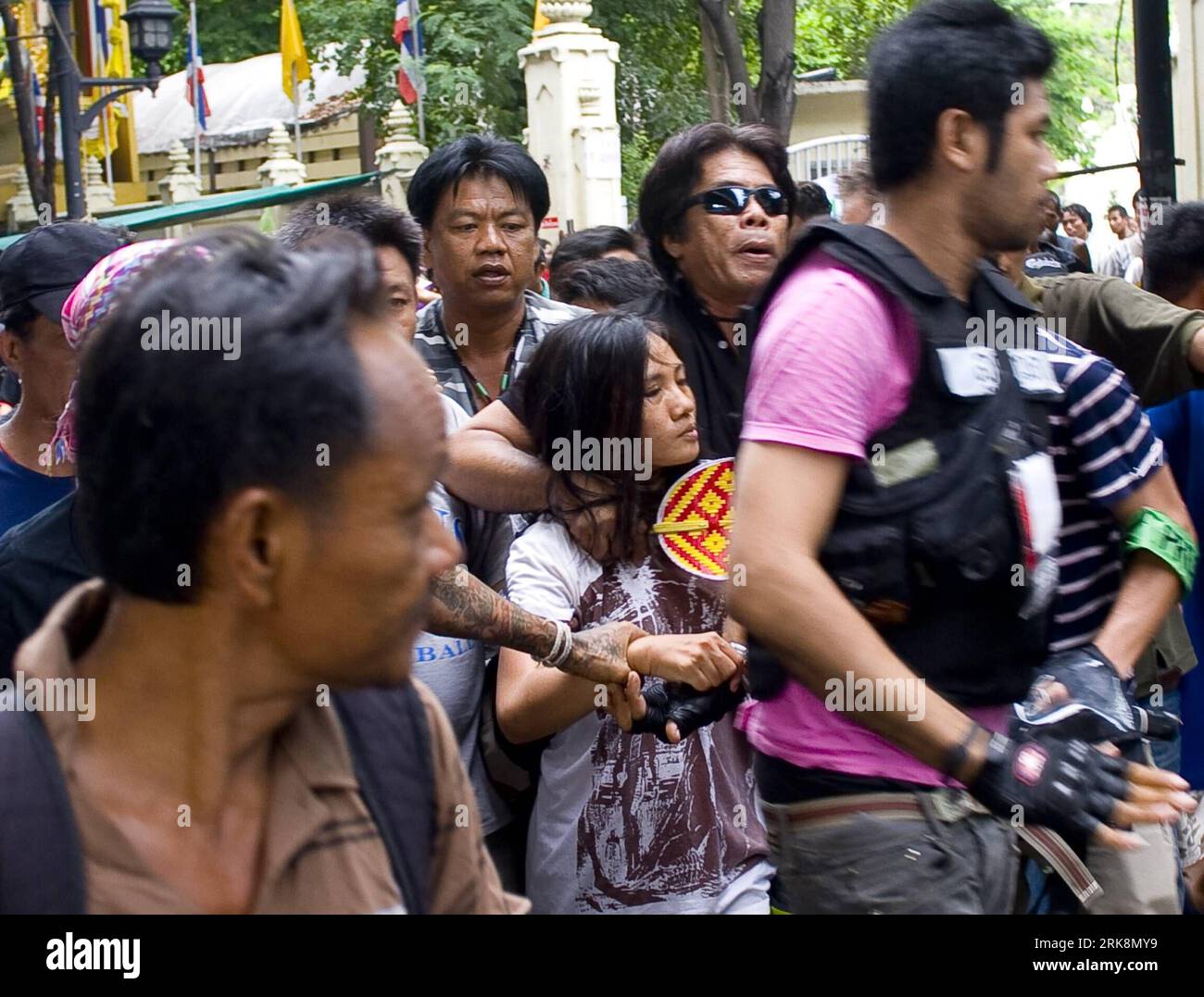 Bildnummer : 54057181 Datum : 18.05.2010 Copyright : imago/Xinhua (100518) -- BANGKOK, 18 mai 2010 (Xinhua) -- Nice Pojanametbalsatit (C), une journaliste thaïlandaise pour France 24 TV, est emmenée par les gardes du temple Pathumwanaram à Bangkok, capitale de la Thaïlande, le 18 mai 2010. Nice a été attaquée alors qu’elle interviewait une femme à l’intérieur du temple mardi midi, selon les médias locaux. Au cours de l'interview, certains manifestants ont crié que la journaliste et son équipe de télévision organisaient l'interview pour discréditer les manifestants. (Xinhua/Chen Duo)(yy) (2)THAILAND-BANGKOK-FEMALE Banque D'Images